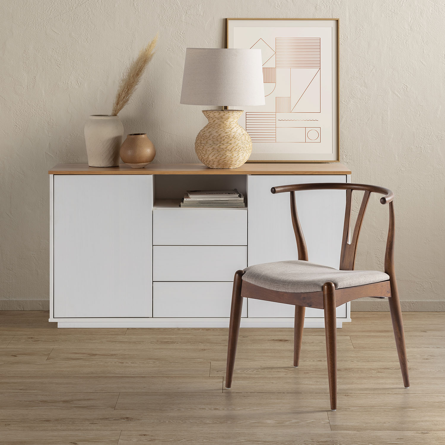 Una sala moderna con un aparador blanco, sillón de madera y objetos decorativos.