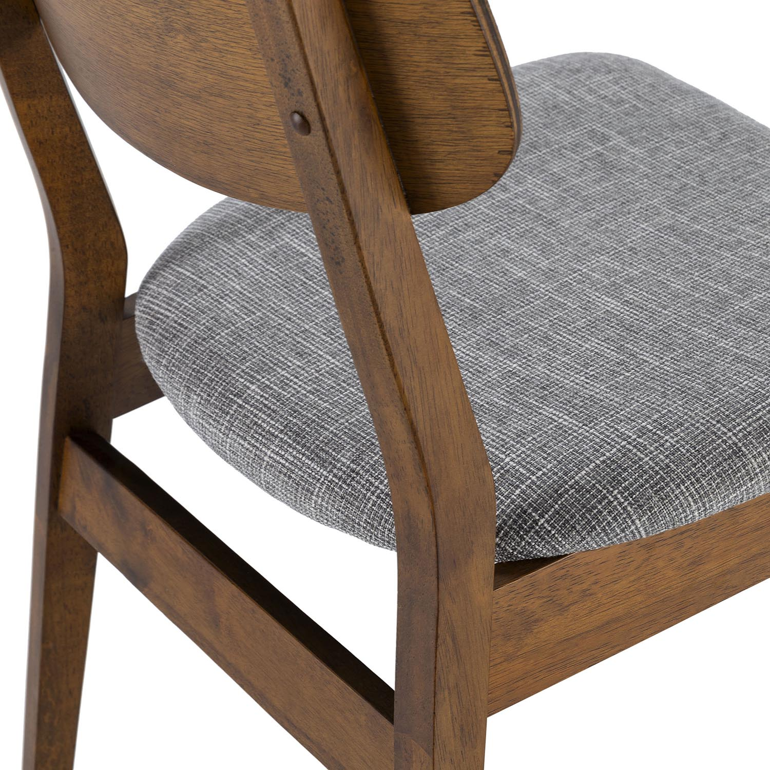 Silla de madera con asiento y respaldo grises. Vista de cerca.