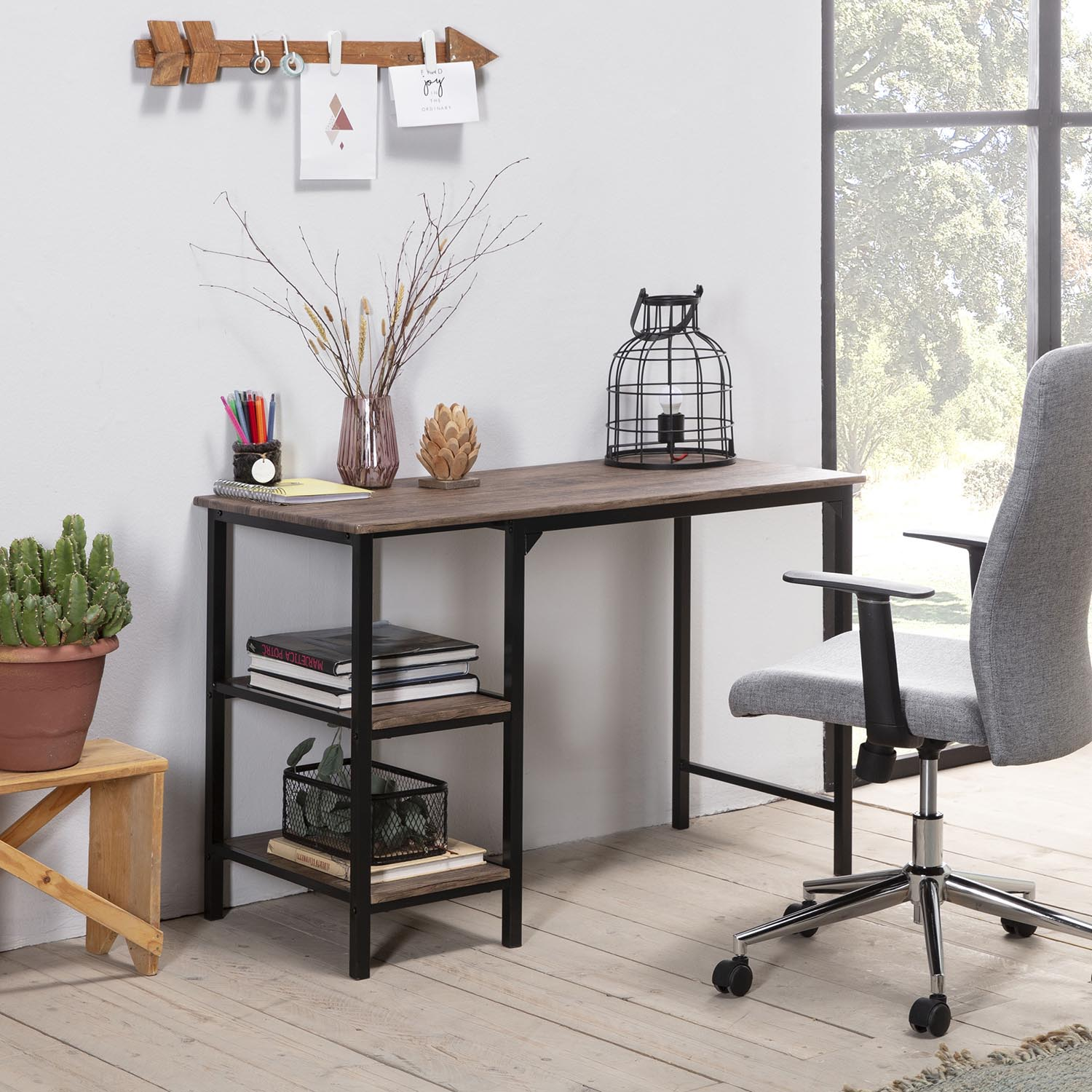 Un escritorio de madera con silla de oficina, cactus y plantas.