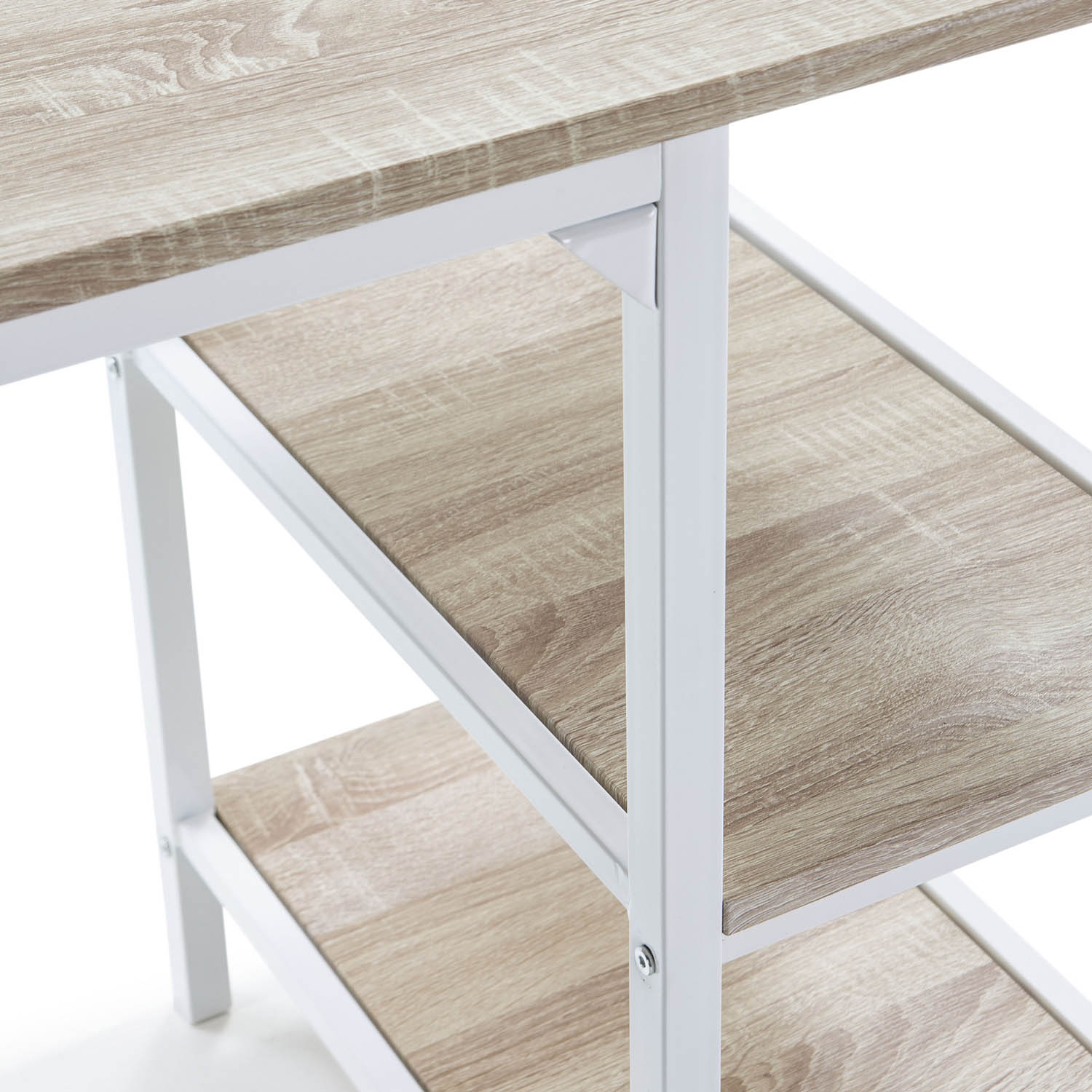 Primer plano de un escritorio de madera clara con marco de metal blanco y dos estantes.