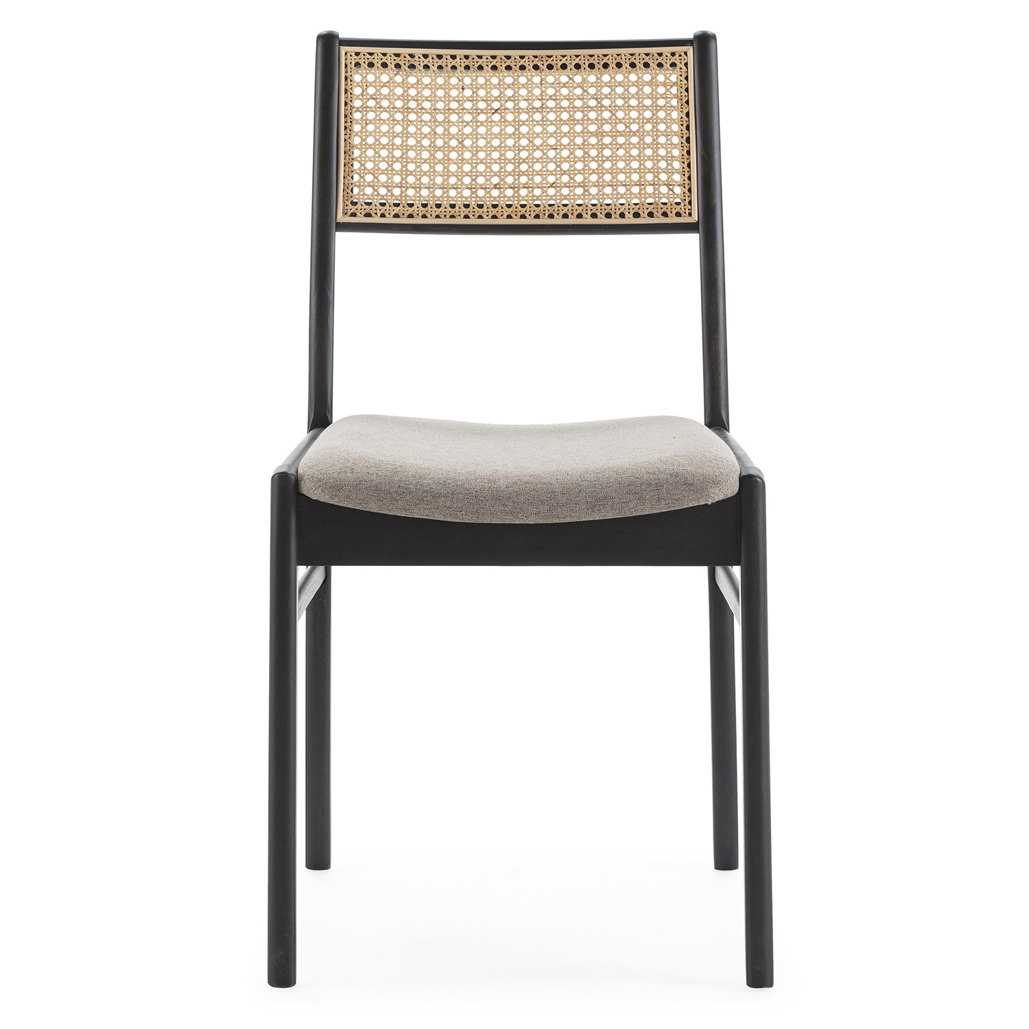 Una silla negra con respaldo de caña y asiento acolchado.