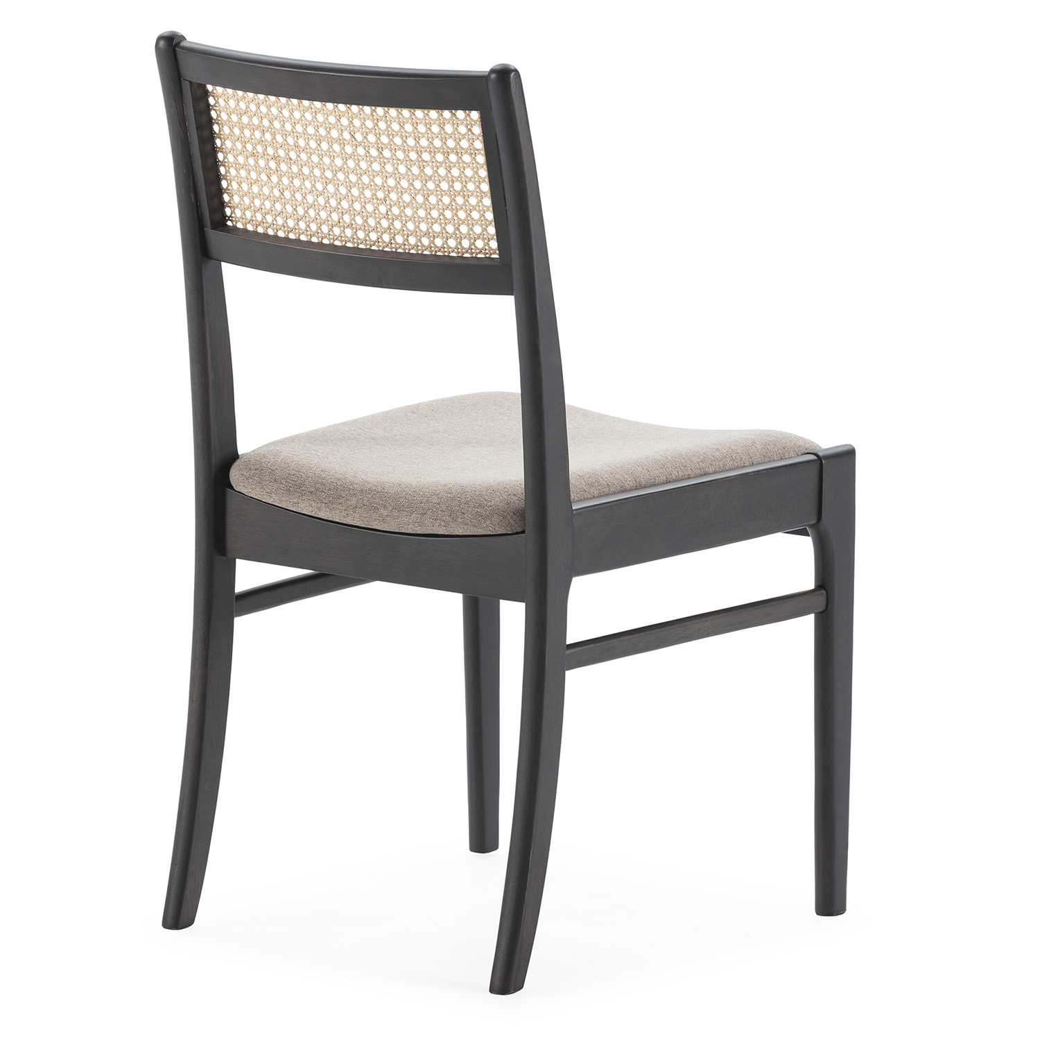 Silla de madera oscura con respaldo de ratán y asiento acolchado.