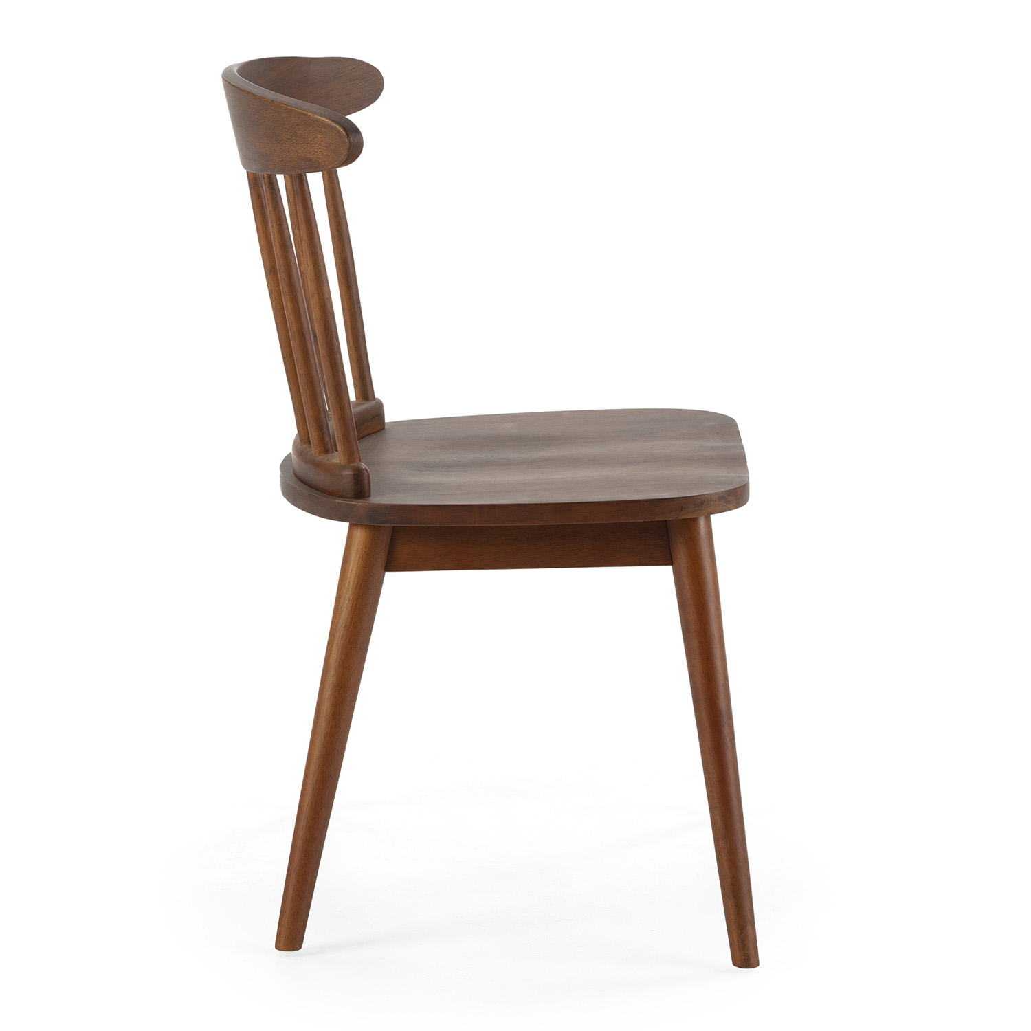 Una silla de madera marrón con respaldo curvo y cuatro patas delgadas.