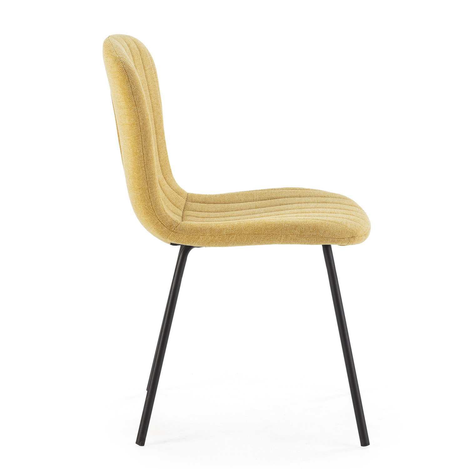 Una silla de tela amarilla con patas delgadas de metal negro, vista de lado.