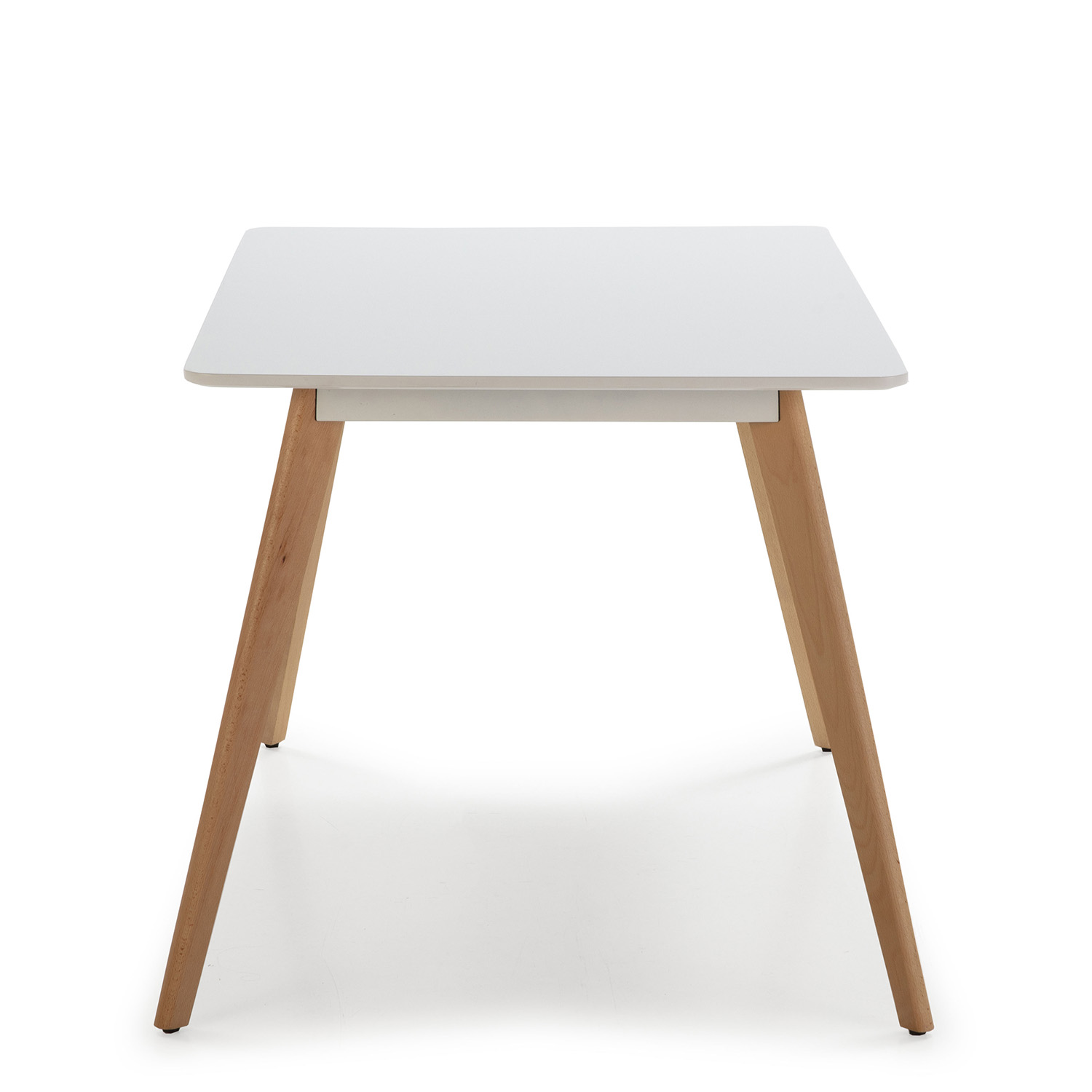 Mesa blanca con cuatro patas de madera, diseño simple, fondo blanco.