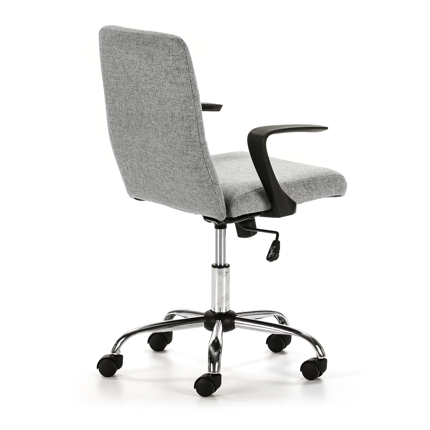 Silla de oficina gris con reposabrazos y ruedas sobre fondo blanco.