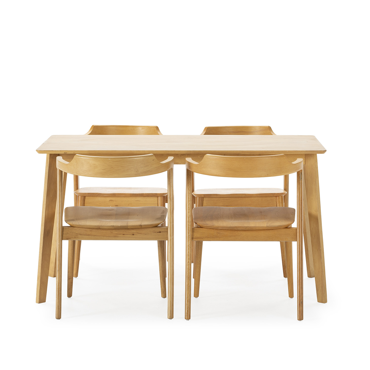 Una mesa de comedor de madera con cuatro sillas a juego sobre fondo blanco.