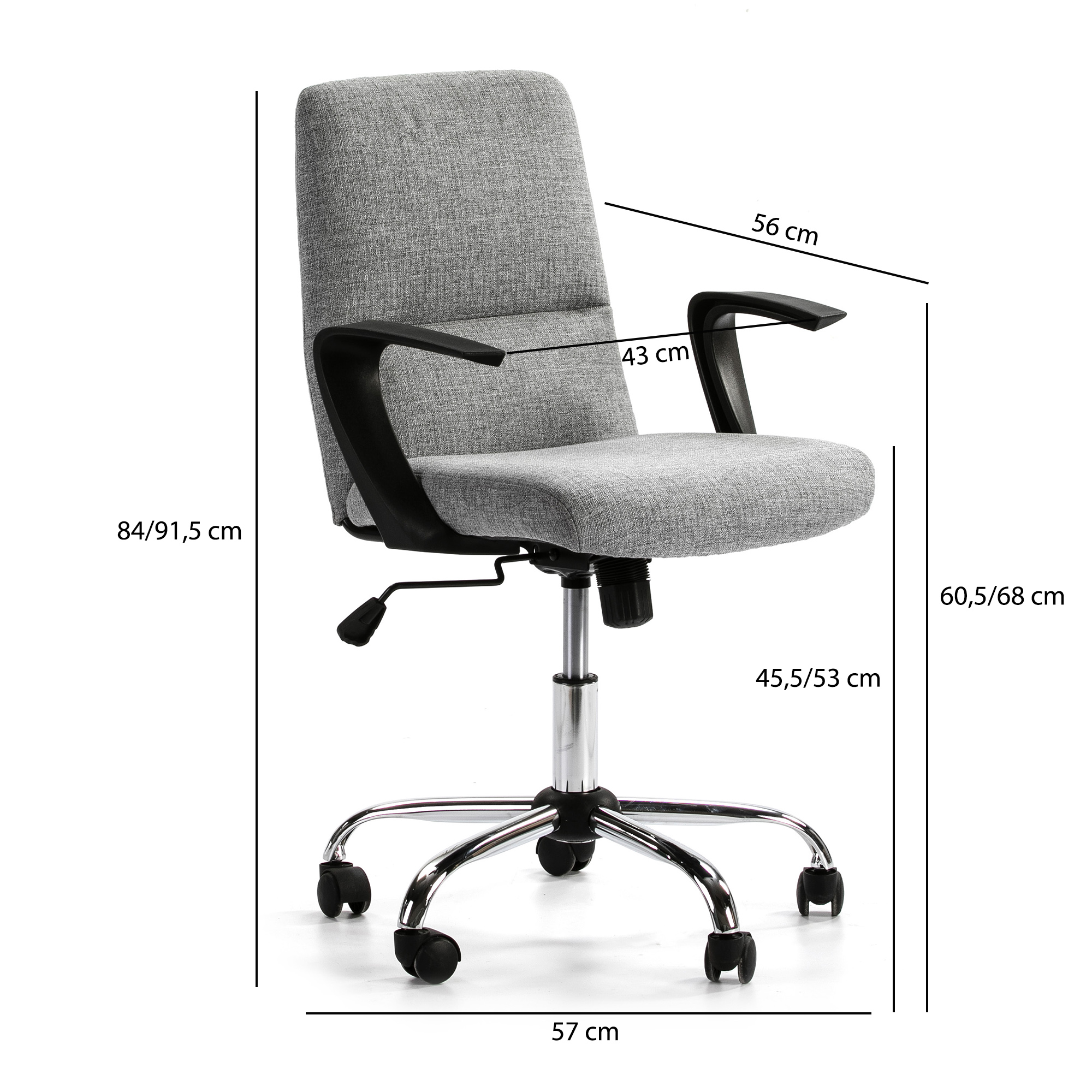 Silla de oficina gris con reposabrazos y ruedas negras. Se muestran las dimensiones.