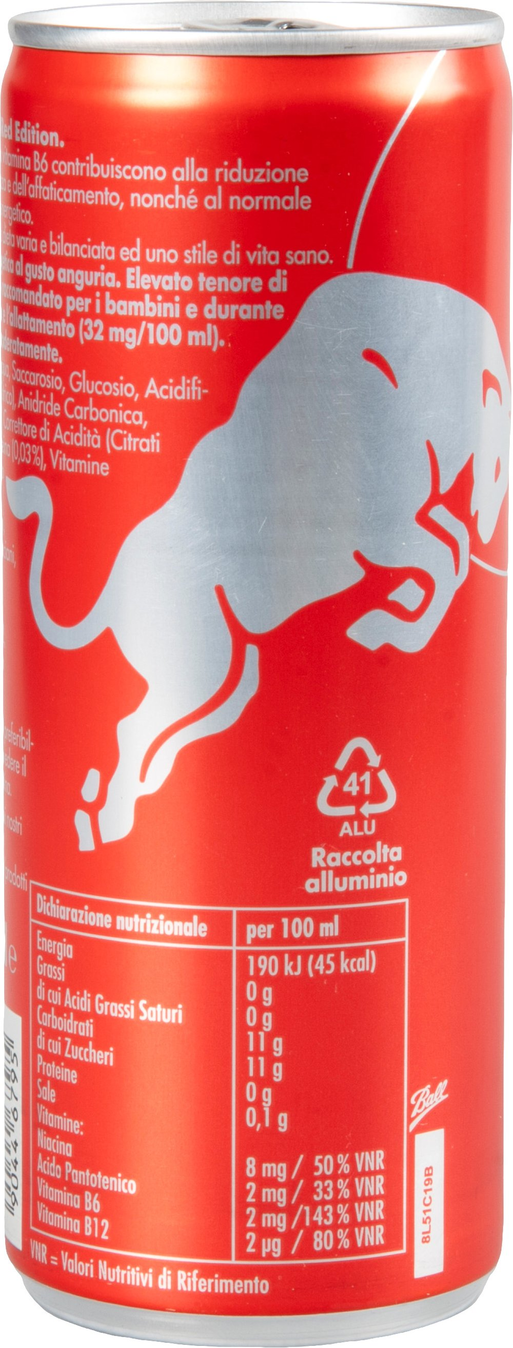 Lattina rossa con valori nutrizionali e logo Red Bull. Simbolo riciclo alluminio.