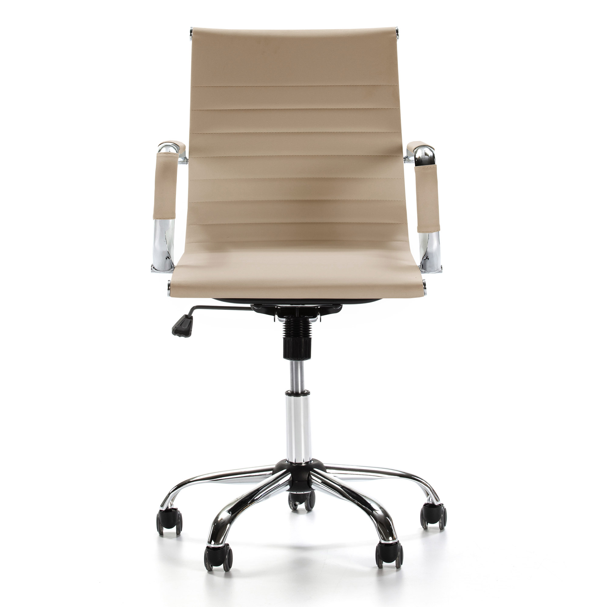 Una silla de oficina beige con detalles cromados y ruedas sobre fondo blanco.