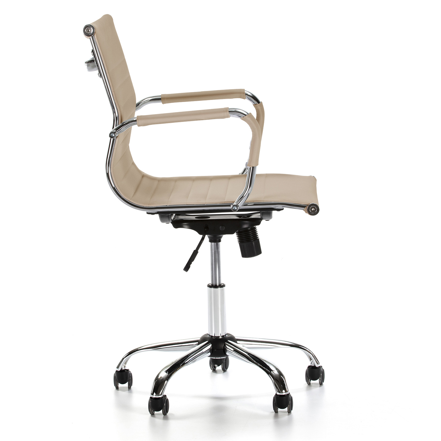 Una silla de oficina beige con detalles cromados y ruedas sobre fondo blanco.