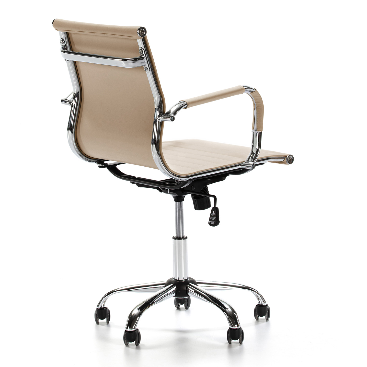 Silla de oficina beige con detalles cromados, vista desde atrás, sobre fondo blanco.