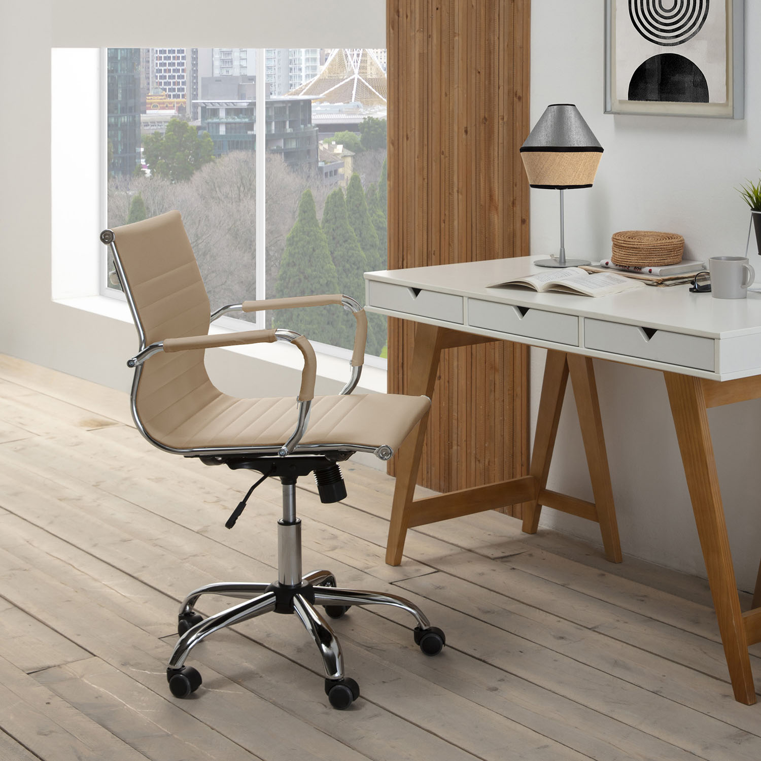 Una silla de oficina beige con detalles cromados se sienta en un suelo de madera.