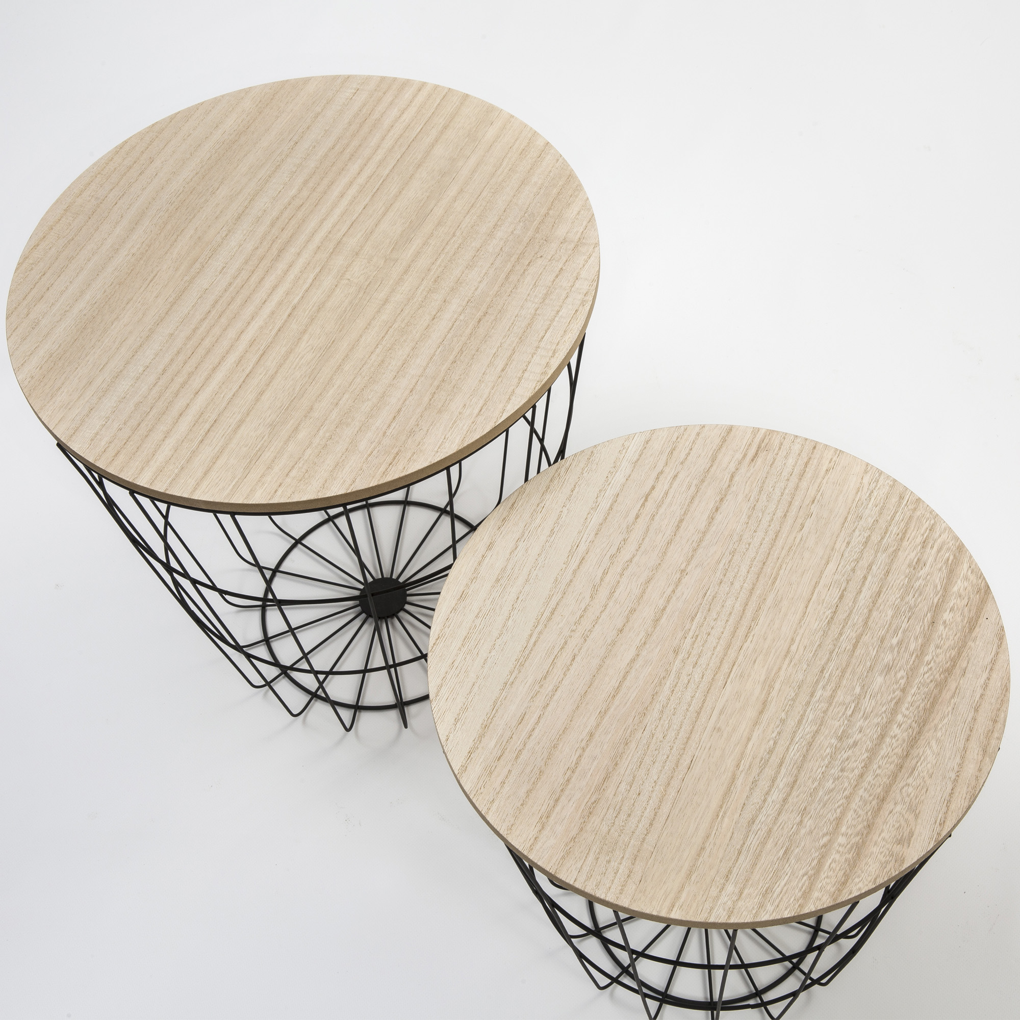 Dos mesas redondas de madera con bases de alambre negro sobre fondo blanco.