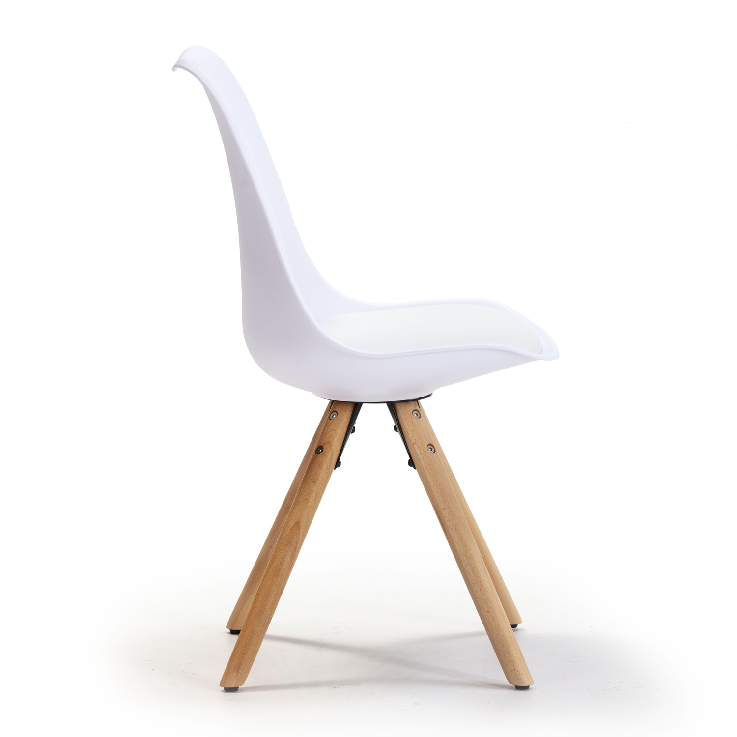 Una silla blanca con patas de madera sobre fondo blanco.