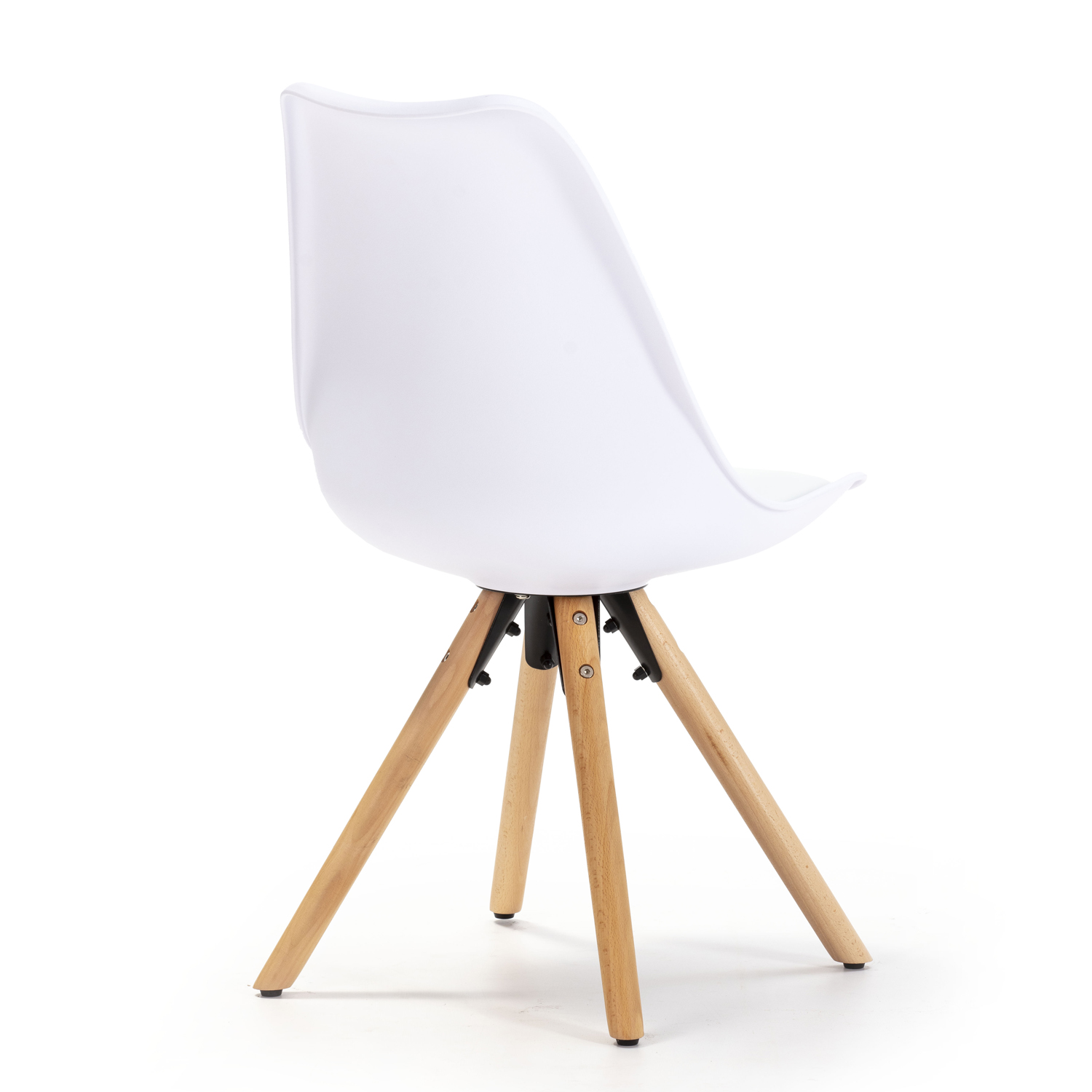 Una silla blanca con patas de madera sobre fondo blanco.