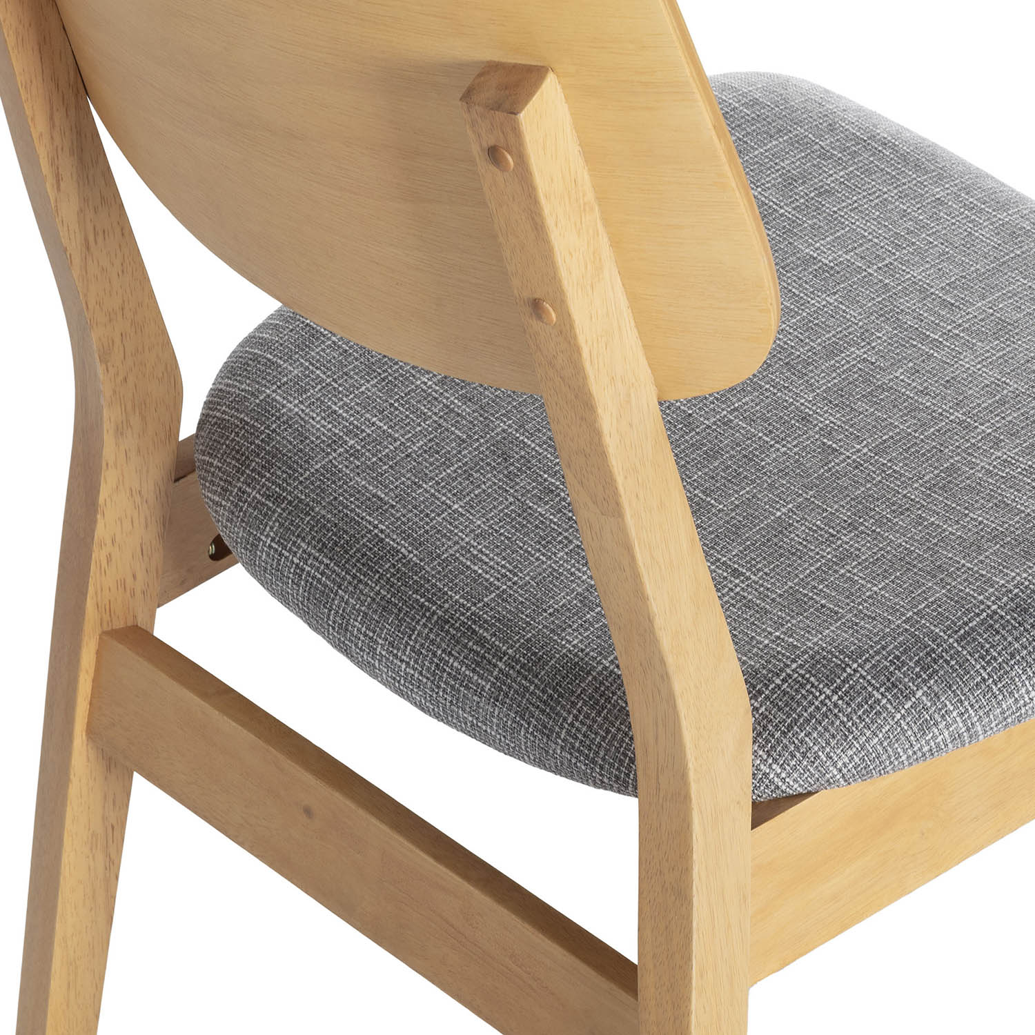 Silla de madera con asiento de tela gris. Primer plano del respaldo y el asiento.