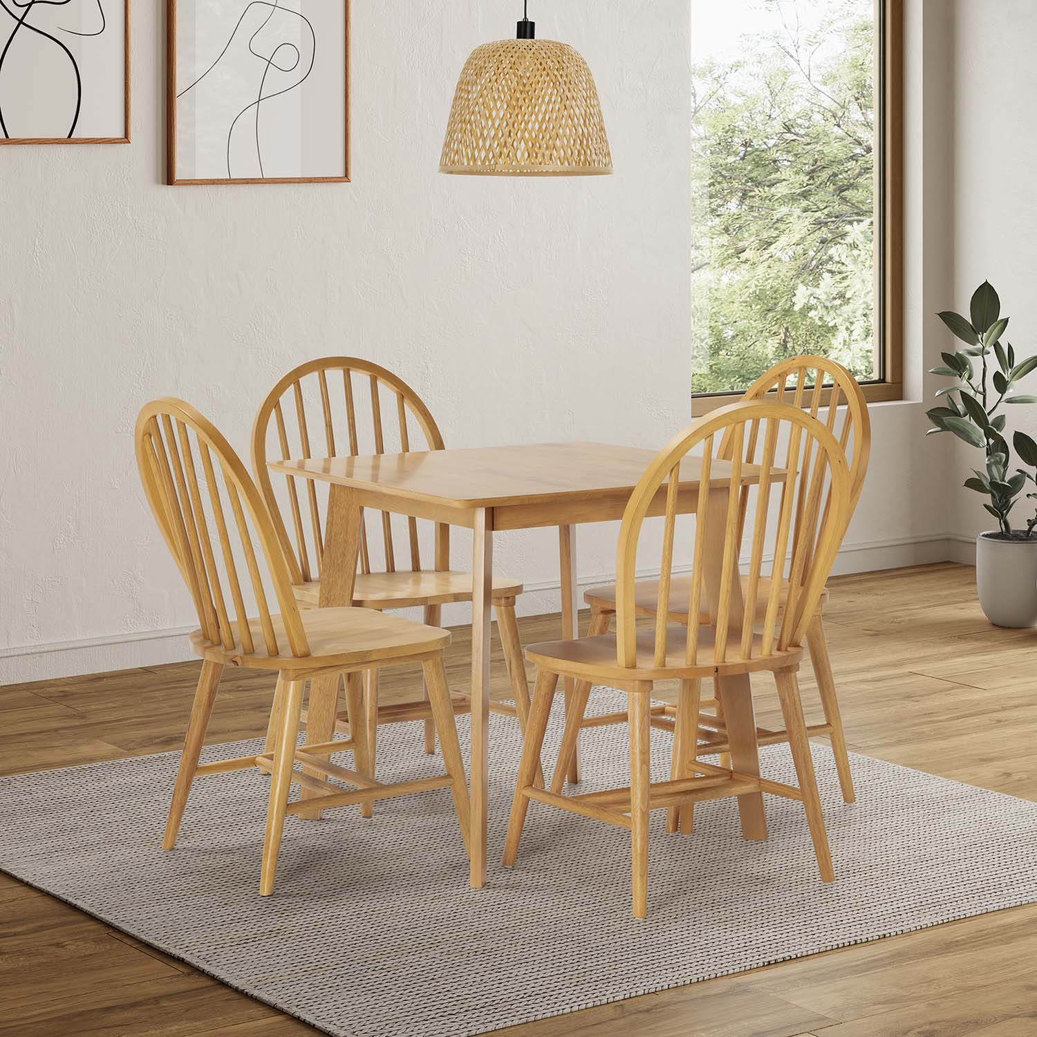 Una mesa de comedor de madera con cuatro sillas está sobre una alfombra.