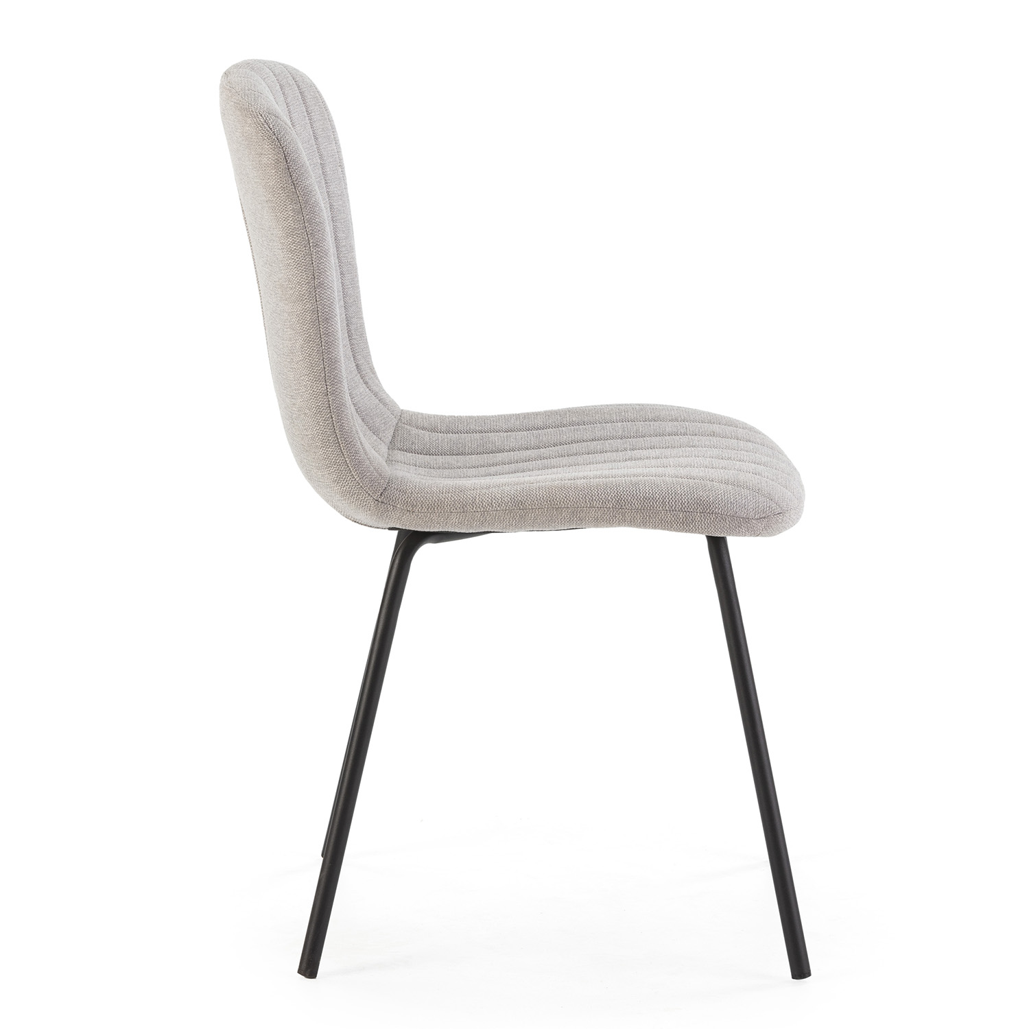 Silla tapizada gris claro con patas de metal negro, vista de lado.