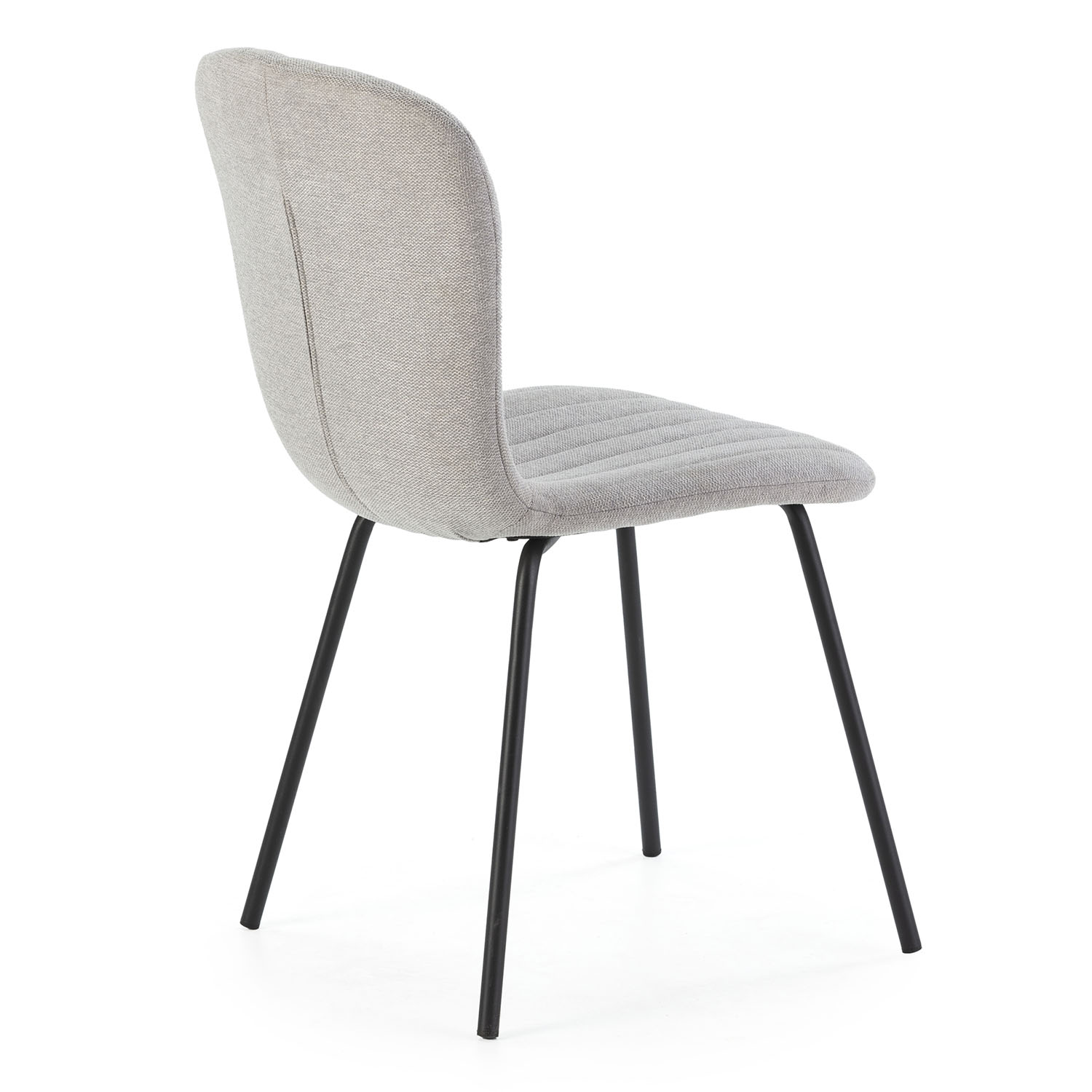 Silla de tela gris con patas de metal negras, vista de espaldas.