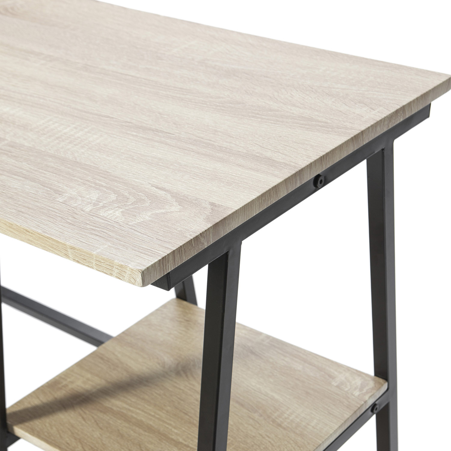 Un escritorio de madera clara con marco de metal negro y dos estantes.