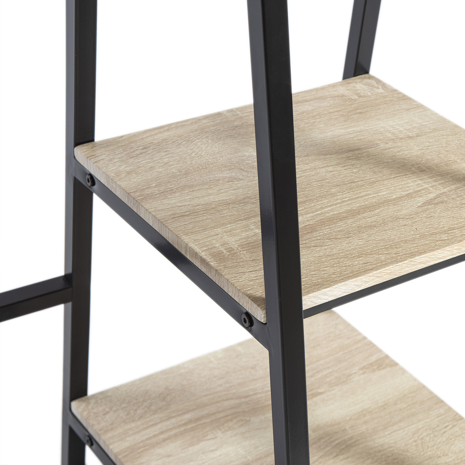 Primer plano de una estantería de madera con marco de metal negro y dos baldas.