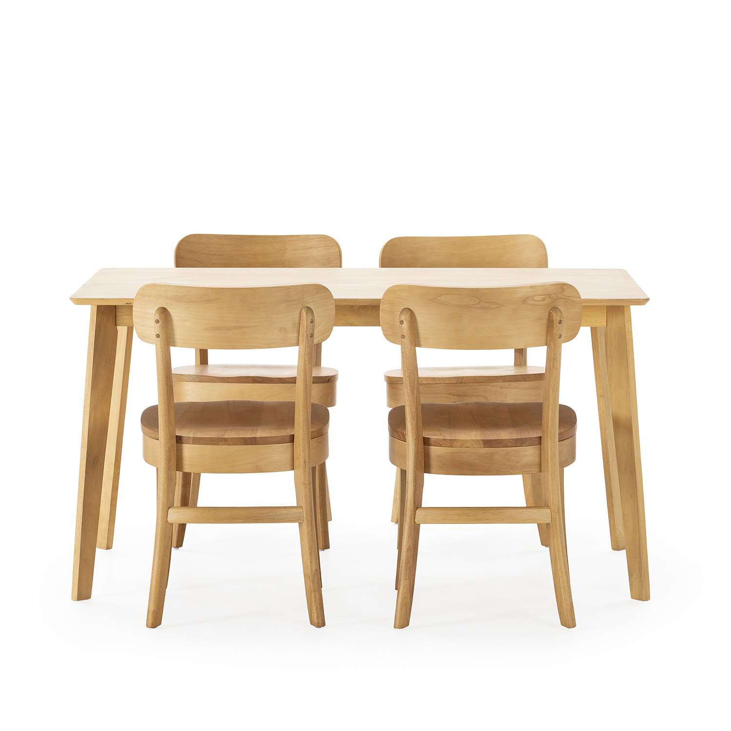 Una mesa de comedor de madera con cuatro sillas, aislada sobre fondo blanco.