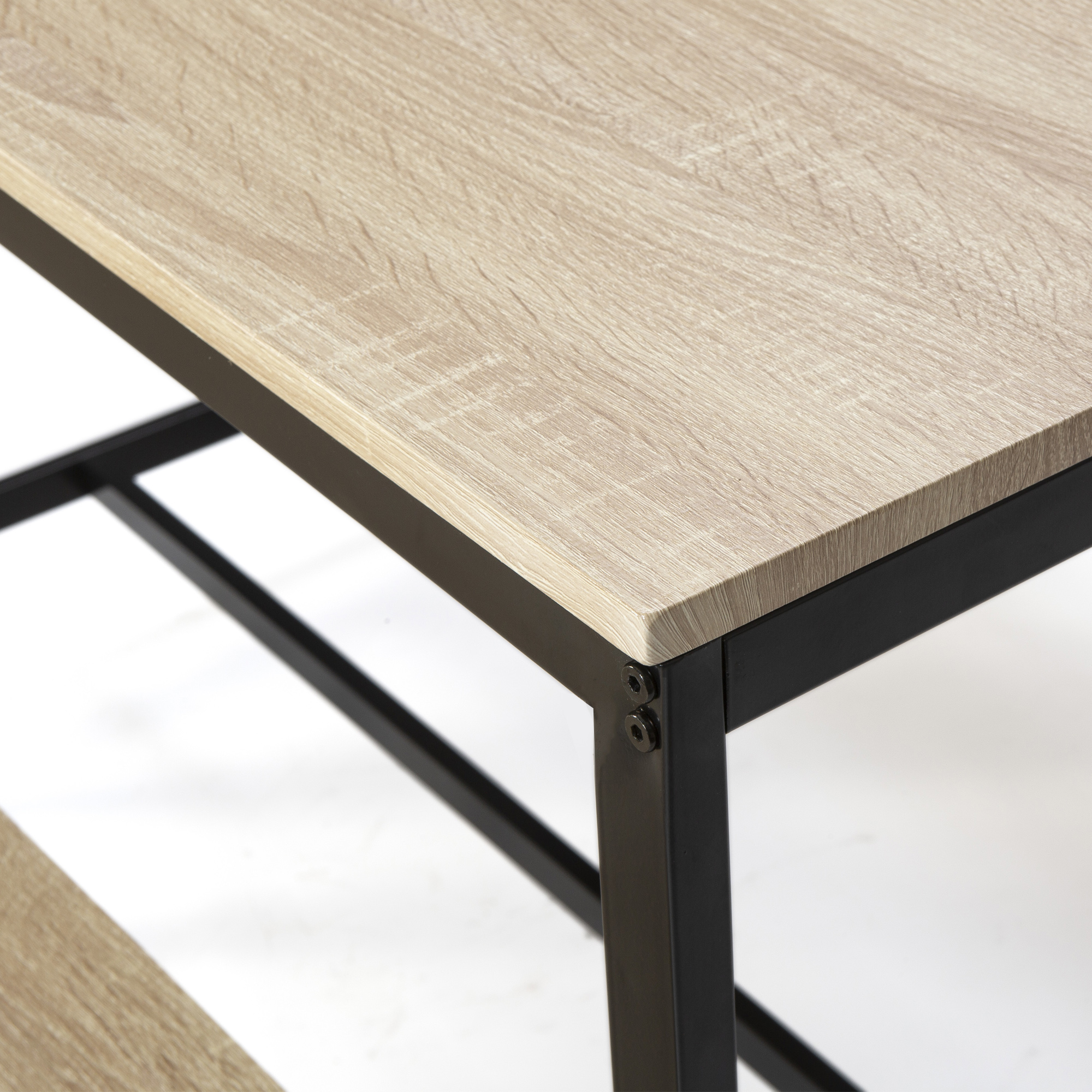 Primer plano de una superficie de madera marrón claro con marco de metal negro y tornillos.