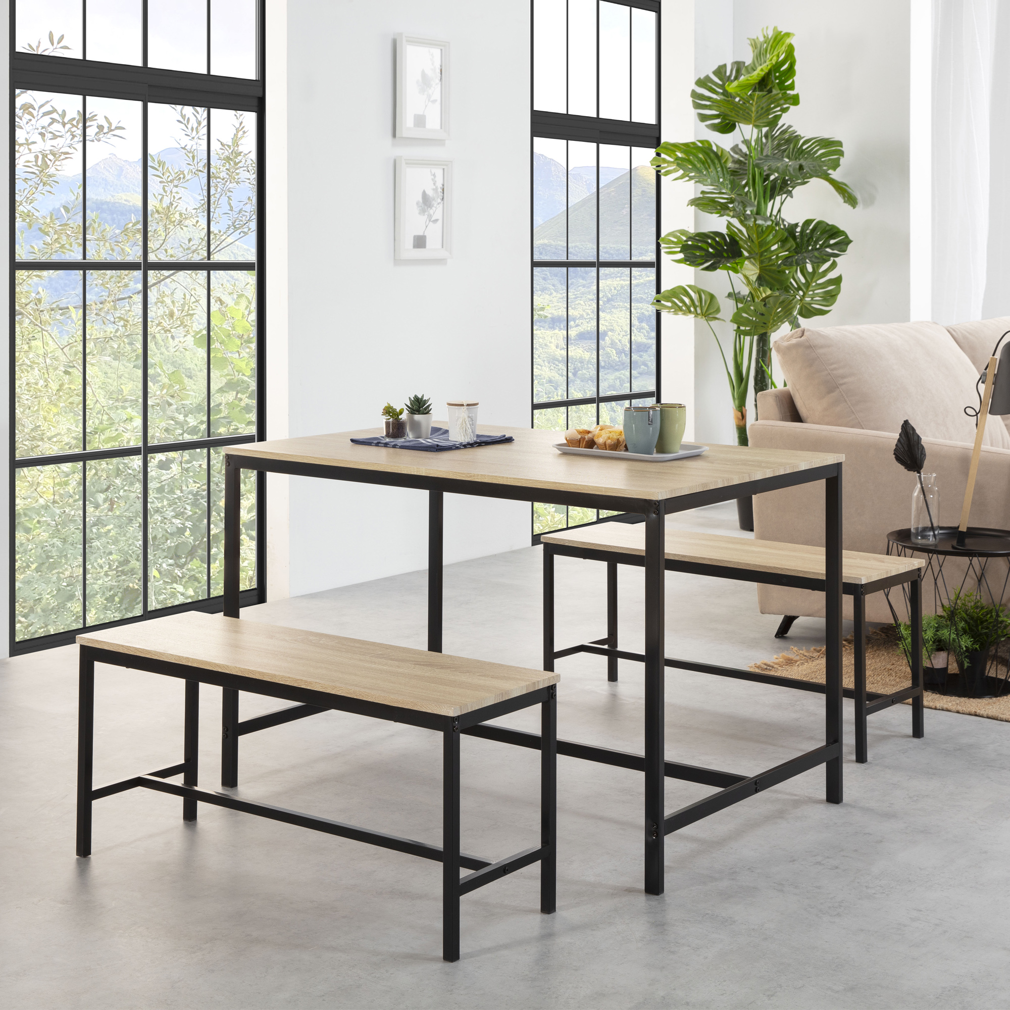 Conjunto de comedor con mesa de madera y dos bancos frente a gran ventana con vista a montaña.