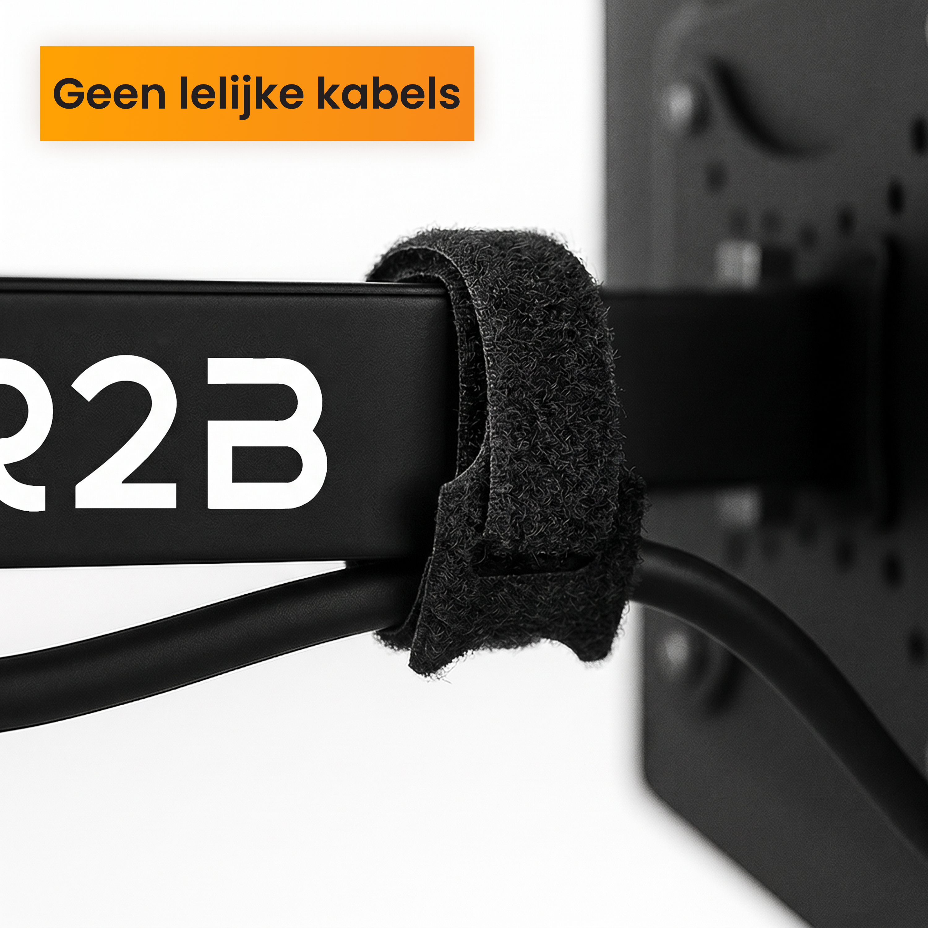 Schwarzes Klettband hält Kabel an schwarzer Leiste mit weißer Schrift.