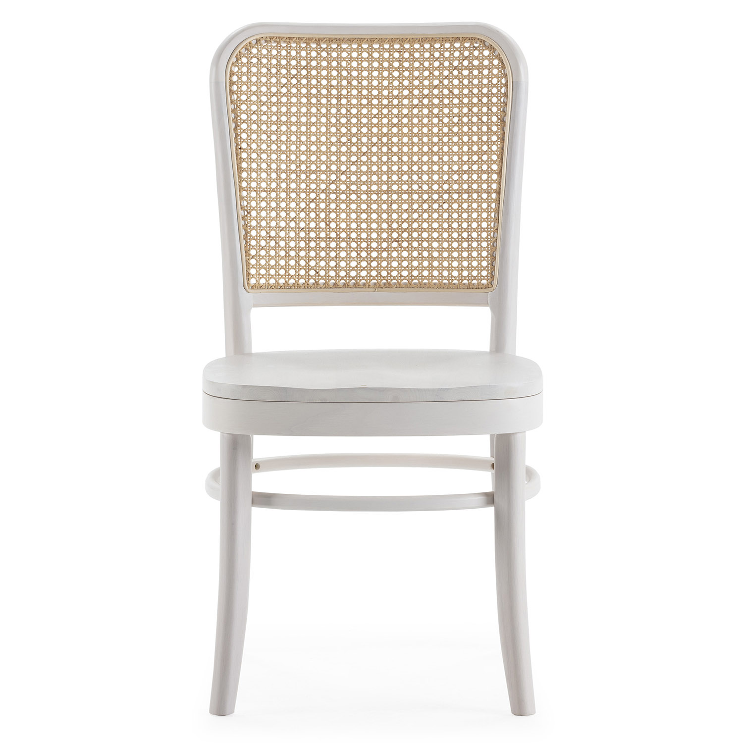 Una silla blanca con respaldo de mimbre tejido.