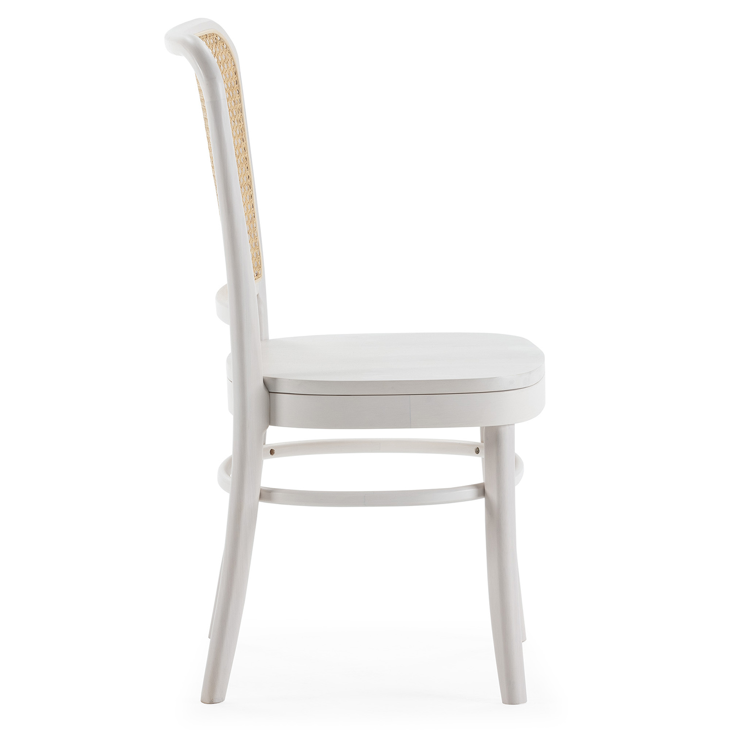Una silla de madera blanca con respaldo de ratán, vista de lado.