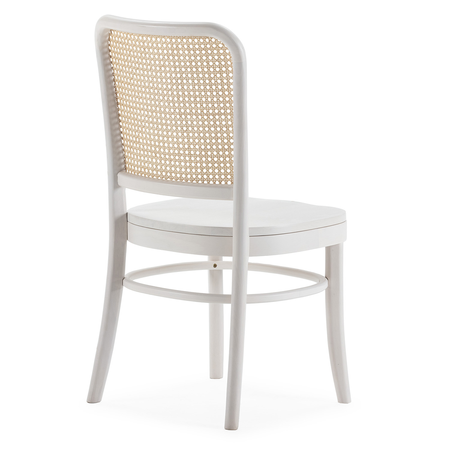 Una silla blanca con respaldo de caña y patas redondas de madera, vista trasera.