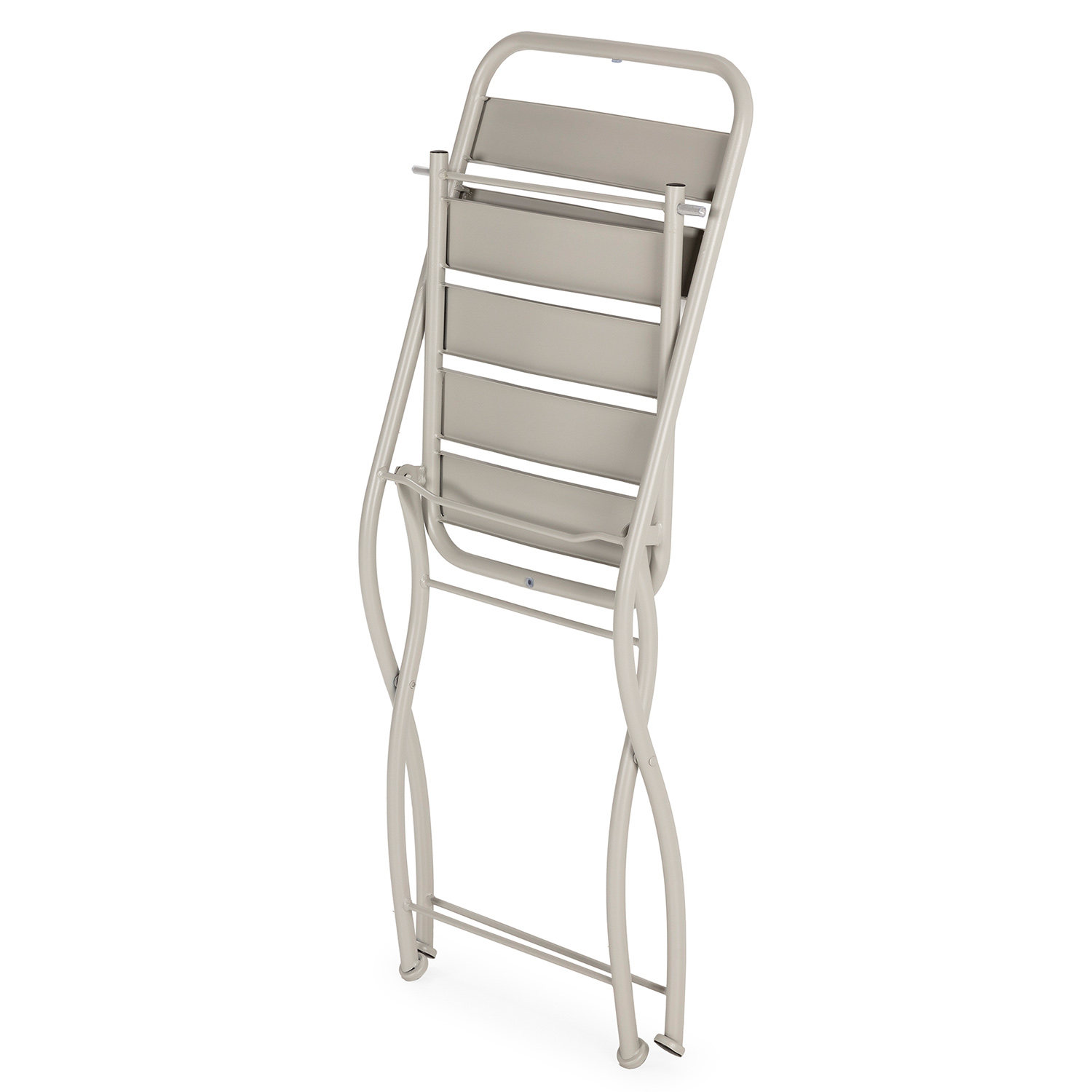 Una silla de metal plegada, color beige, vista desde atrás sobre fondo blanco.