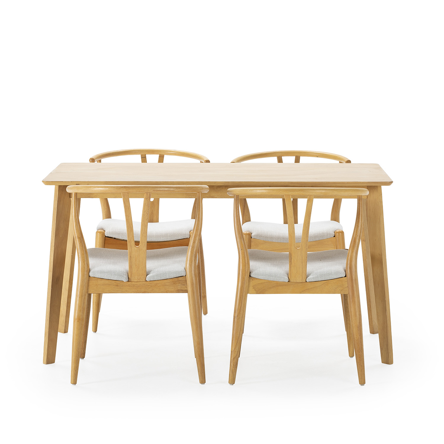 Una mesa de comedor de madera con cuatro sillas tapizadas en gris claro.