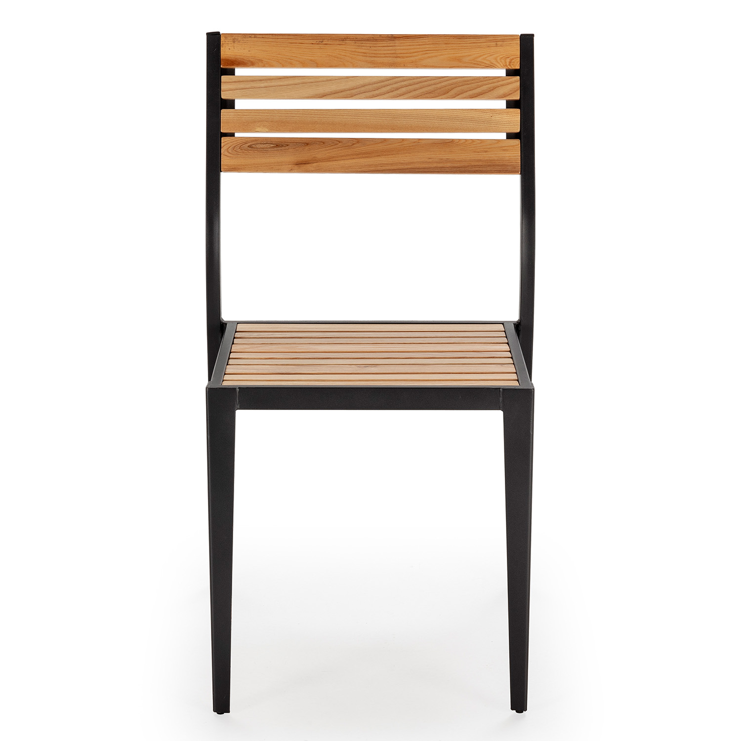 Una silla de metal negra con listones de madera para el asiento y respaldo.
