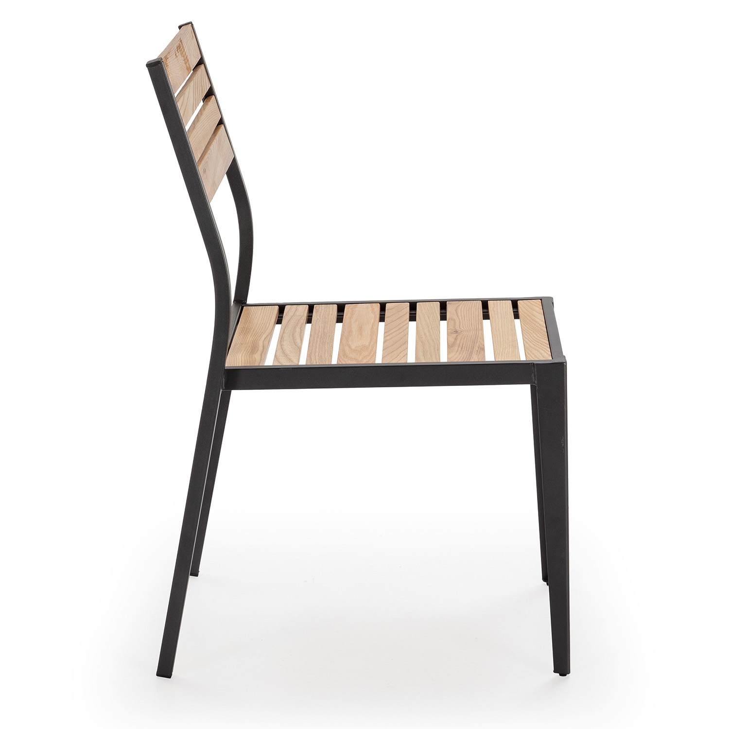 Una silla negra con asiento y respaldo de listones de madera, vista de lado.