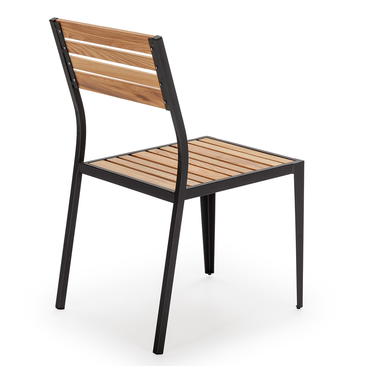 Una silla de listones de madera con marco de metal negro, vista desde atrás.
