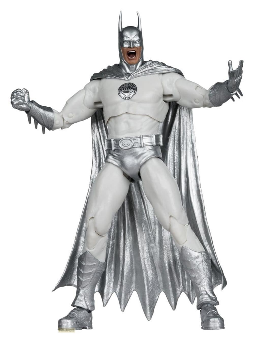 Eine Actionfigur von Batman in Weiß und Silber, mit offenem Mund und erhobenen Armen.