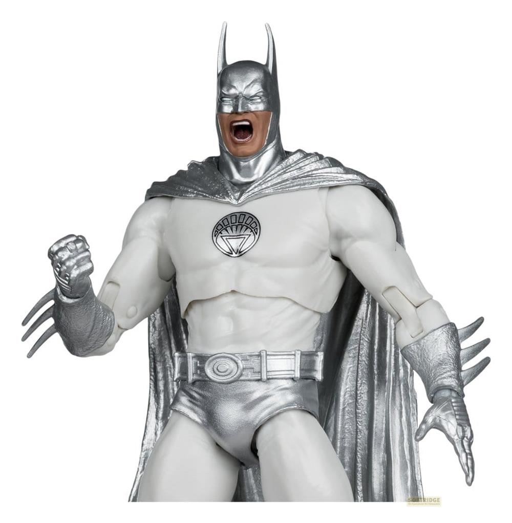 Eine Actionfigur von Batman in Weiß und Silber, mit offenem Mund und geballter Faust.
