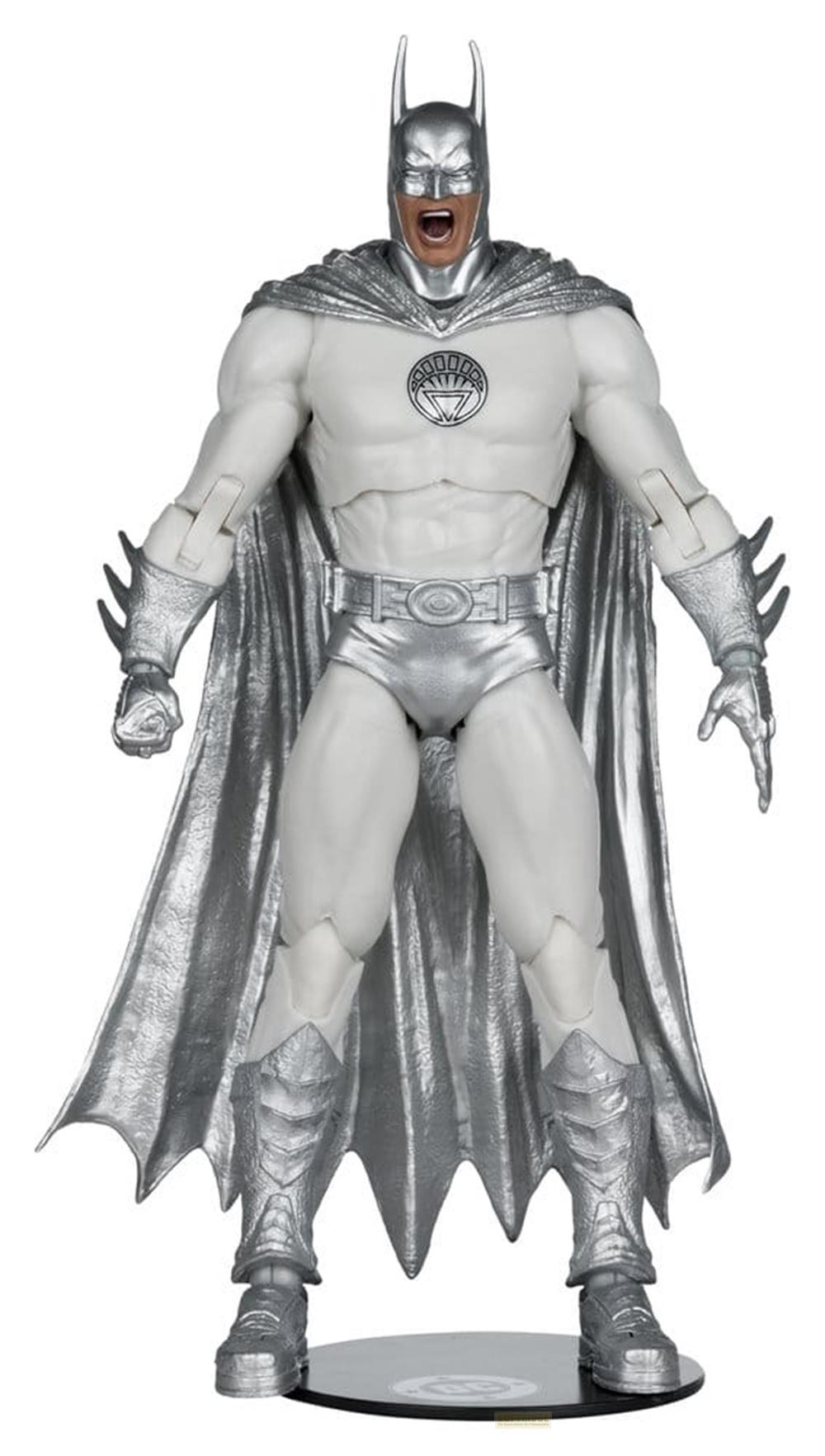 Eine Actionfigur von Batman im weißen und silbernen Anzug mit geöffnetem Mund.