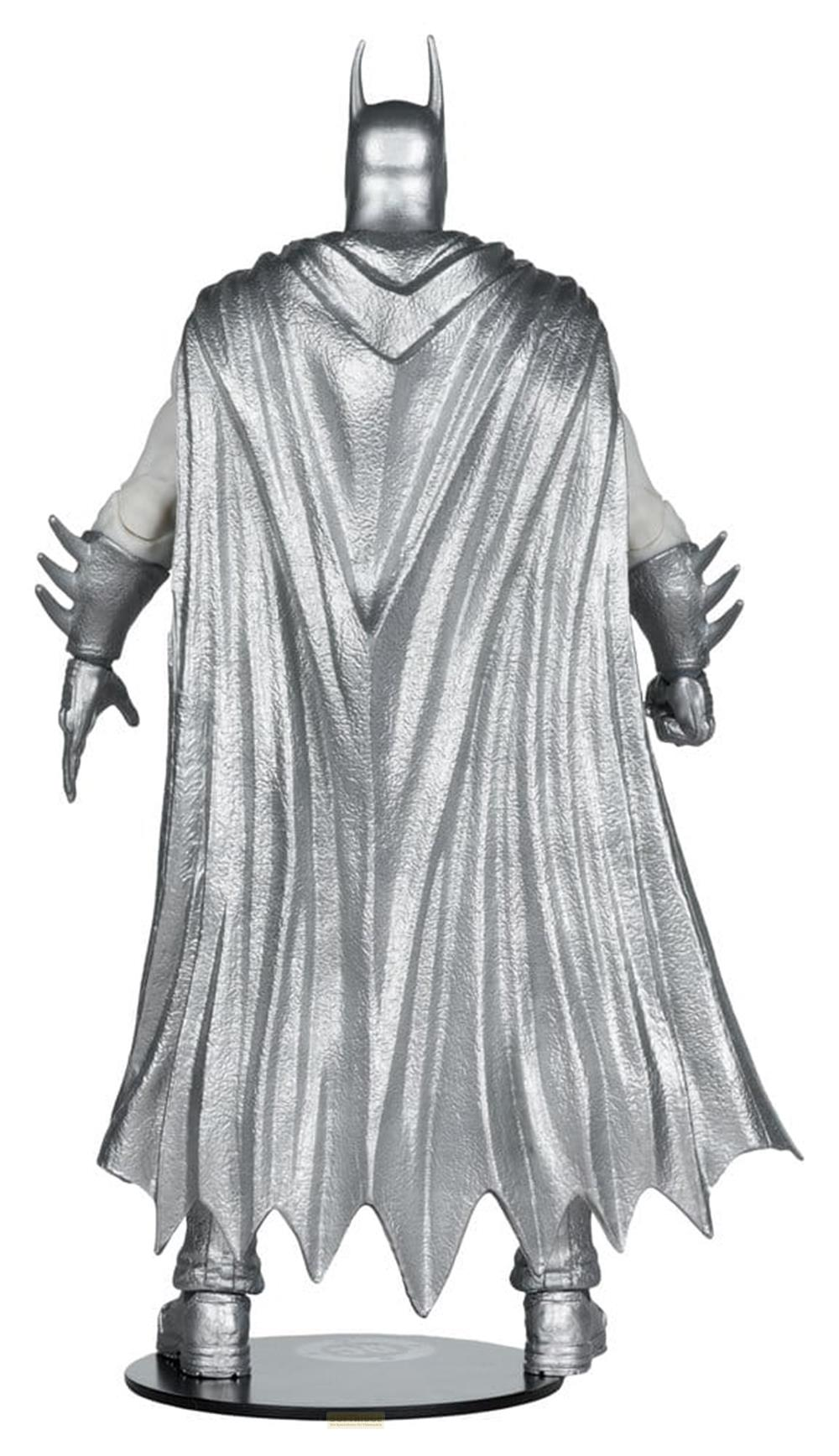 Eine silberne Batman-Figur mit Cape, von hinten gesehen, auf einem schwarzen Sockel.