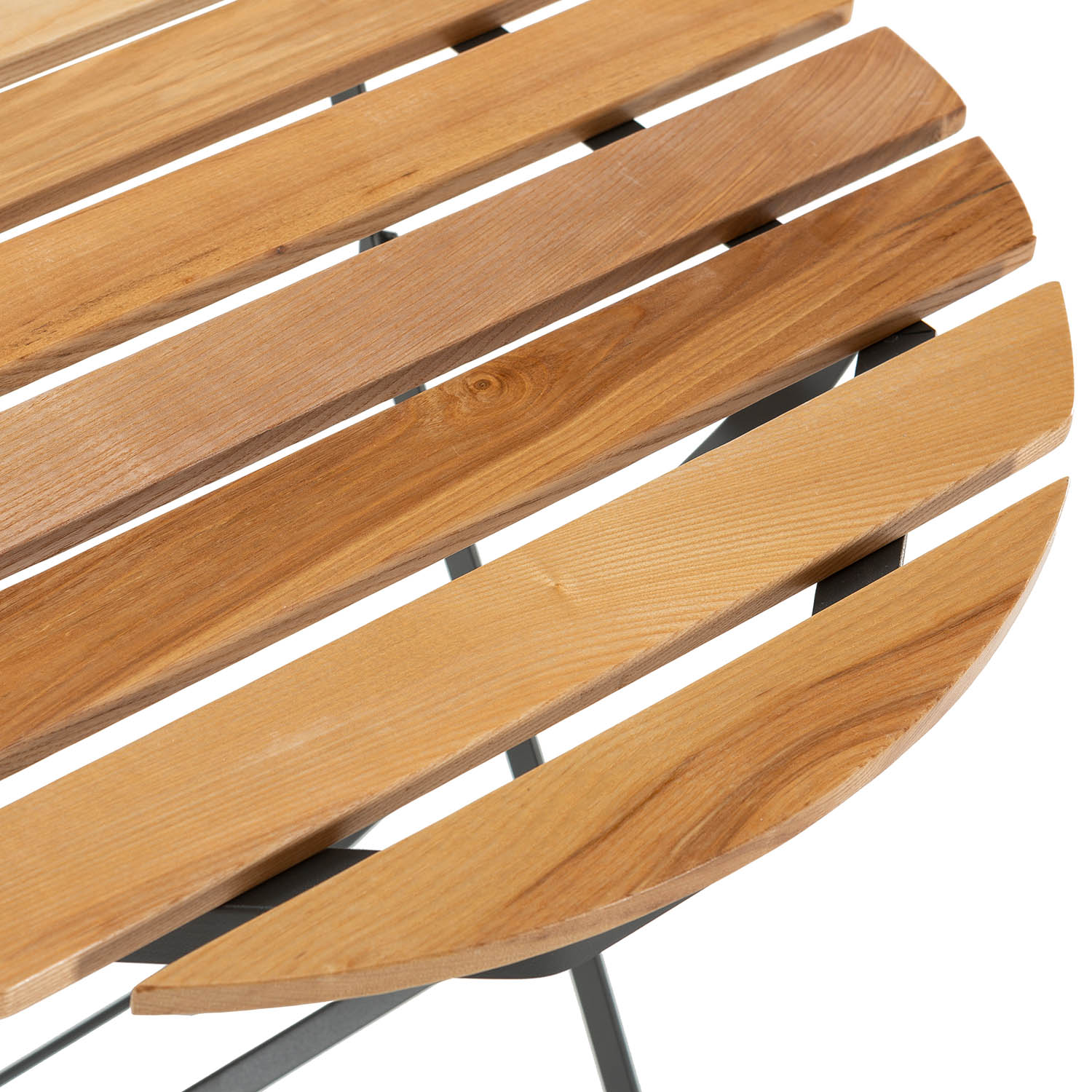 Un primer plano de una mesa redonda de madera con marco de metal oscuro.