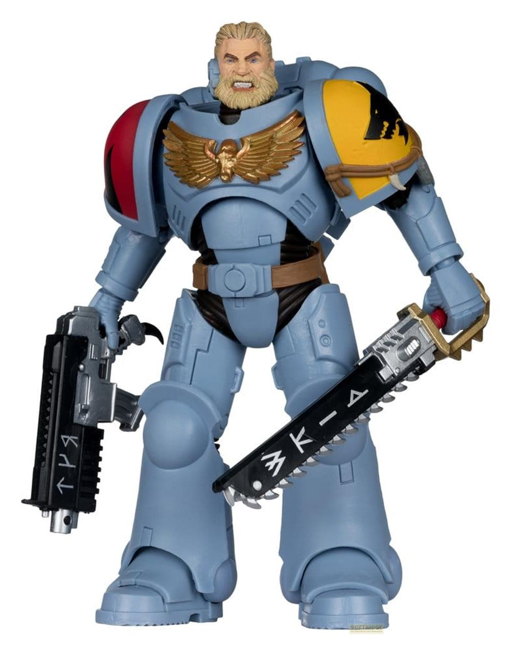 Ein blauer Space Marine mit blondem Haar, Bart, Goldflügel-Symbol, bereit für den Kampf.