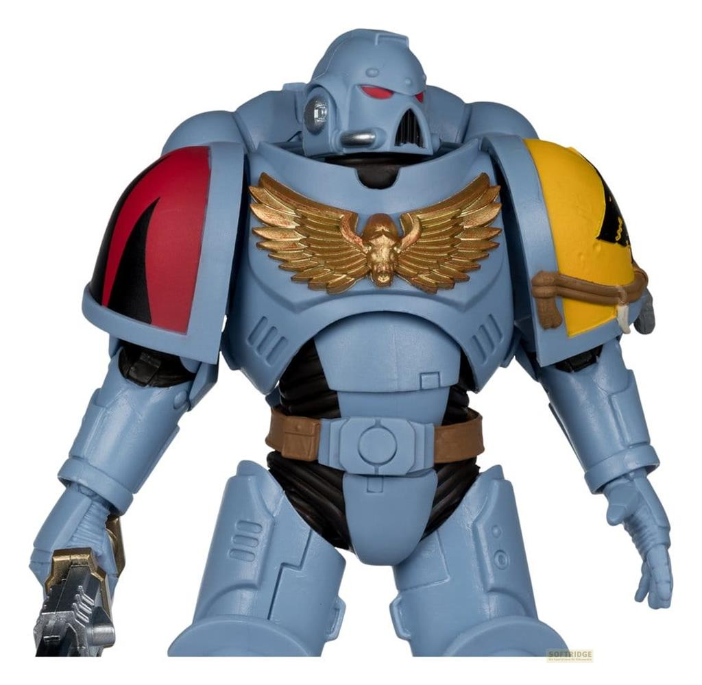 Eine blaue, gepanzerte Space Marine Figur mit goldenen Flügeln auf der Brust.