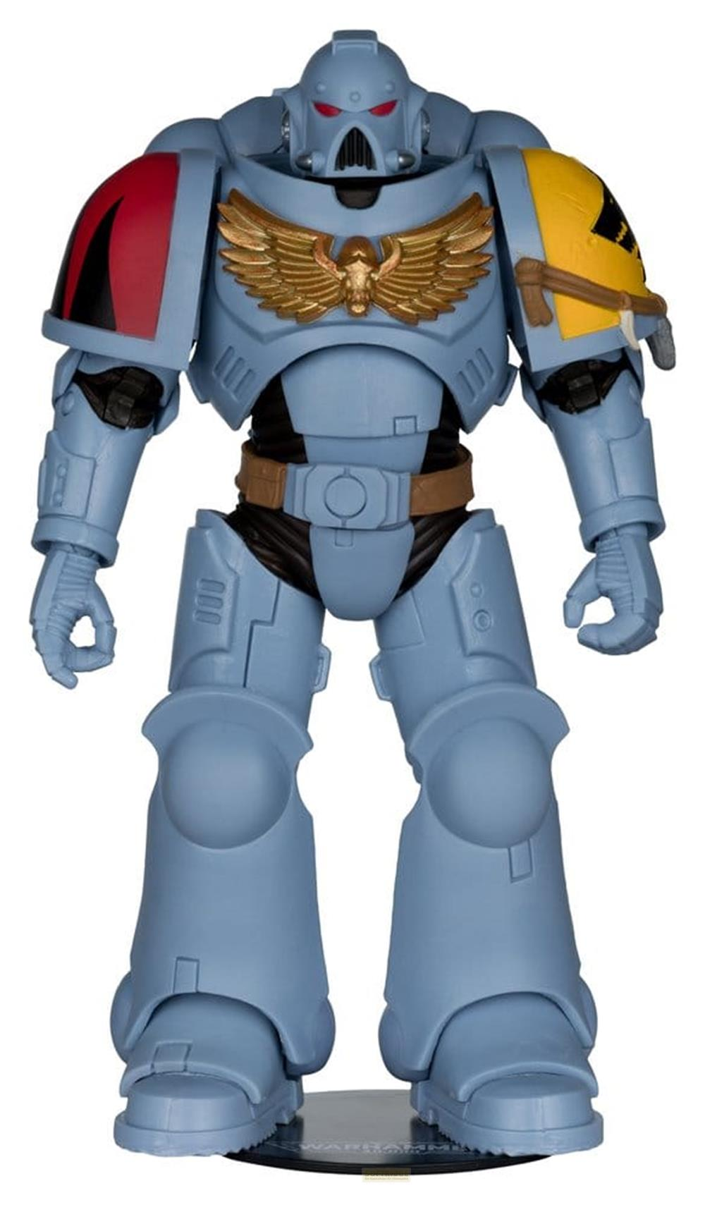 Ein blauer Space Marine mit goldenem Brustemblem, roten Augen und gelben Schulterpanzern.