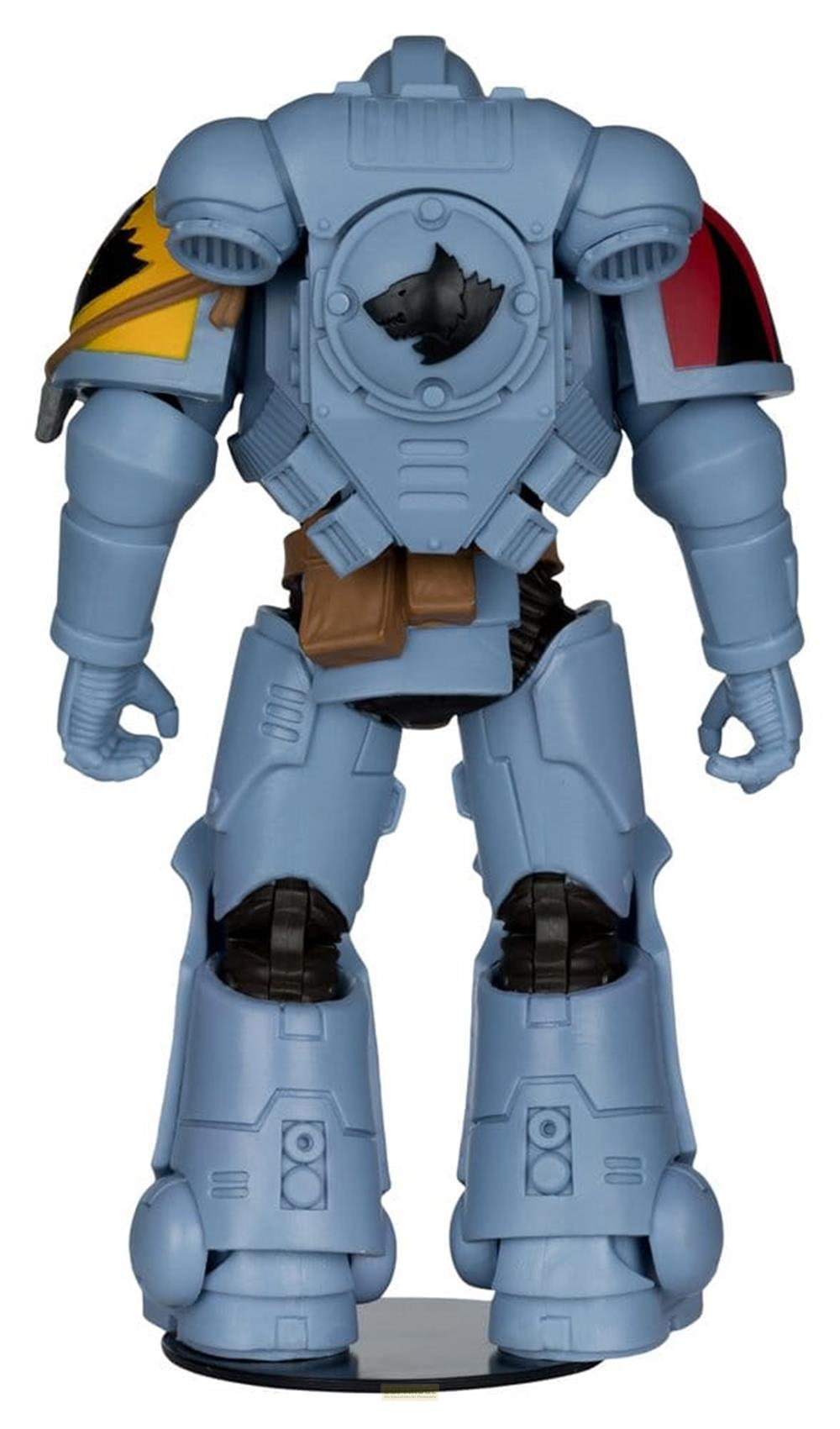 Eine blaue Actionfigur in Rüstung mit Wolfsemblem auf dem Rücken. Gelbe und rote Akzente an den Schultern.