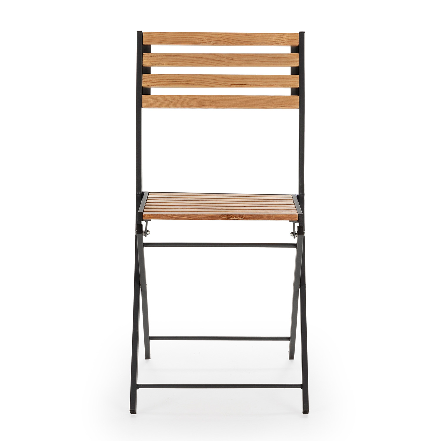 Una silla plegable de madera con marco de metal negro, aislada sobre fondo blanco.