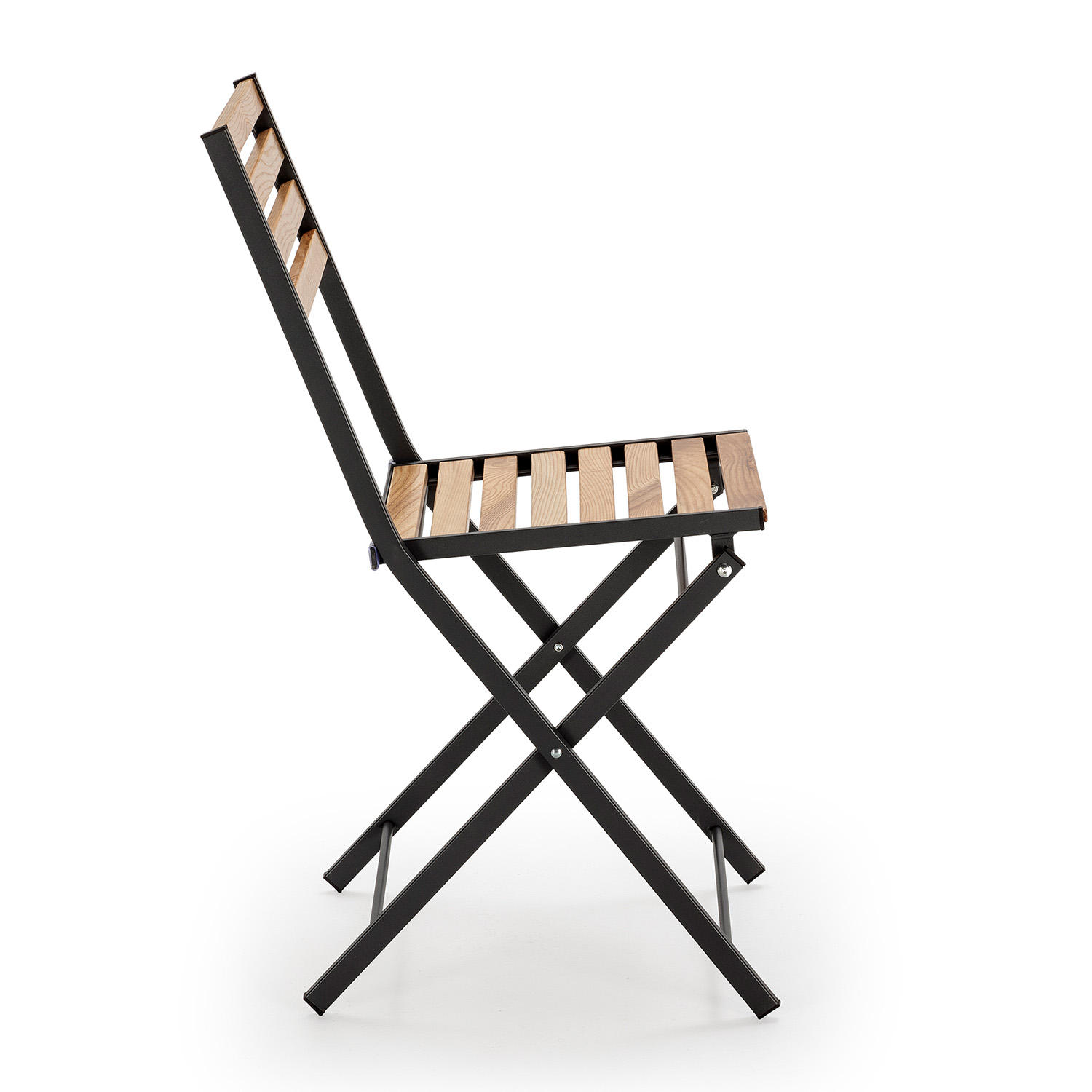 Una silla de metal negra con asiento y respaldo de listones de madera, vista de lado.
