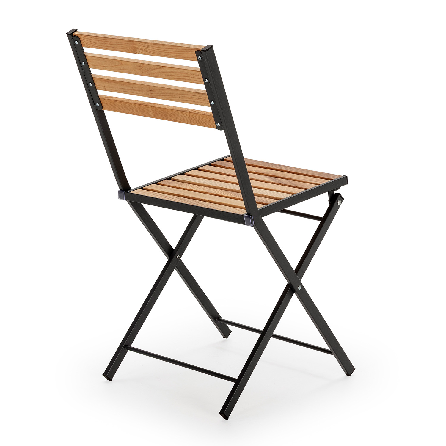 Silla de jardín plegable de listones de madera con marco de metal negro.